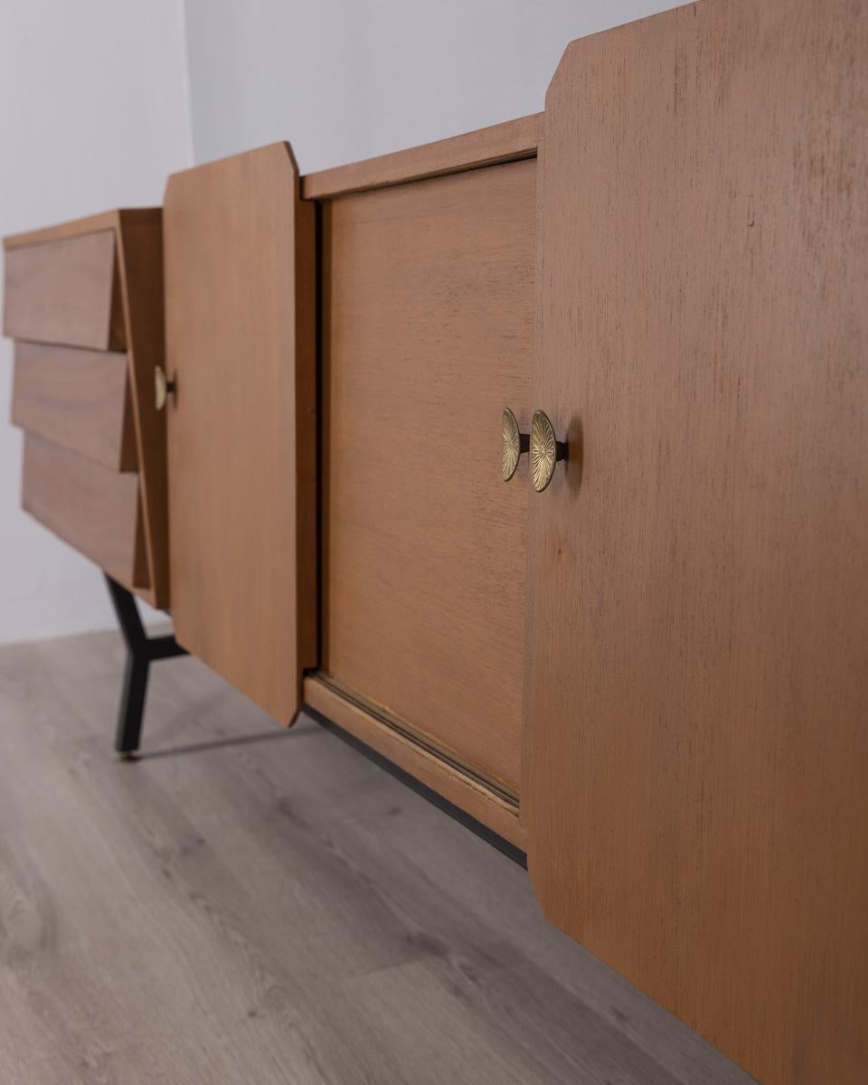 Grande credenza sideboard vintage anni 60 in Teak e ottone design Italiano in vendita 1