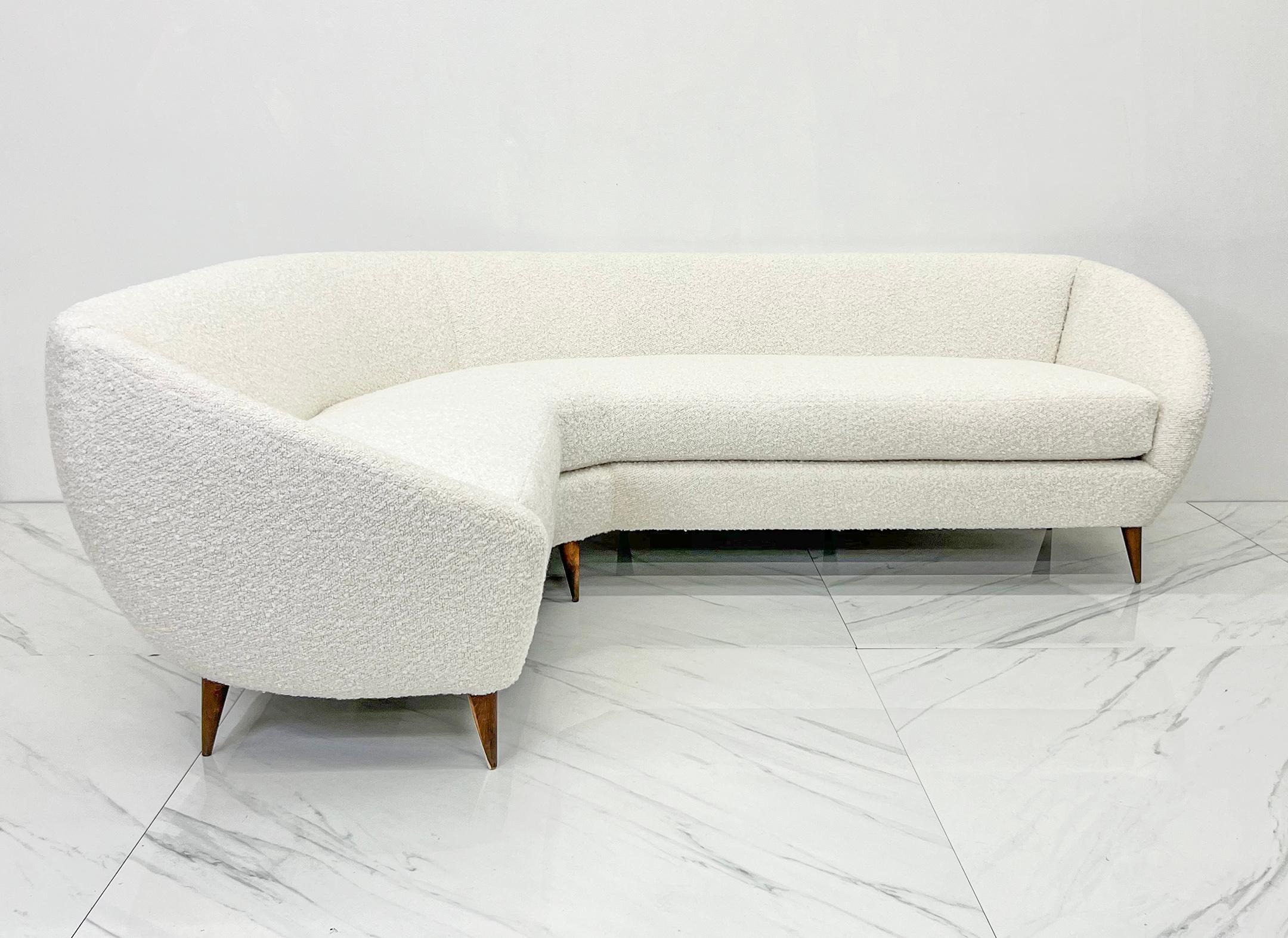 Il s'agit sans doute de l'un des plus beaux canapés que notre galerie ait jamais eu. Cette pièce est du début de la période italienne des années 1950. Semblable à des pièces de Gio Ponti, Ico Parisi et Vladimir Kagan, ce grand canapé incurvé est