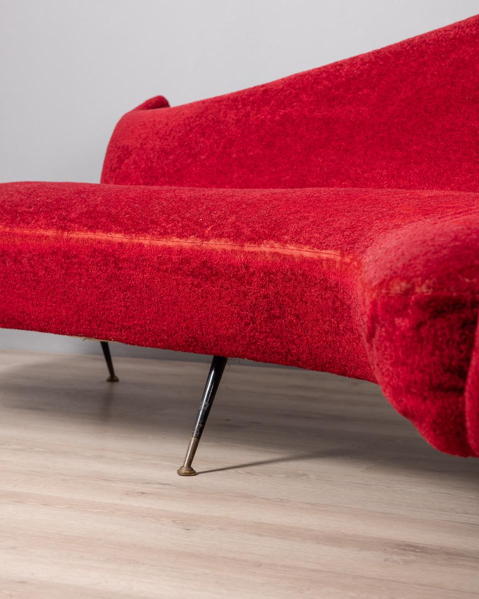 Large vintage 1950s red velvet curved sofa Italian design For Sale 7