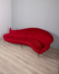 Großes geschwungenes rotes Samtsofa aus den 1950er Jahren italienisches Design