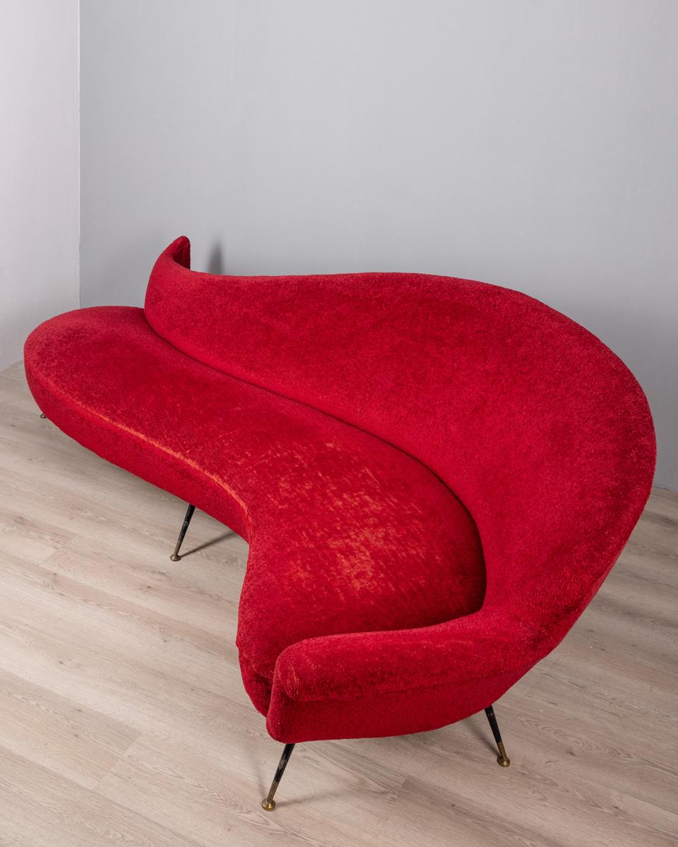 Large vintage 1950s red velvet curved sofa Italian design In Good Condition For Sale In None, IT