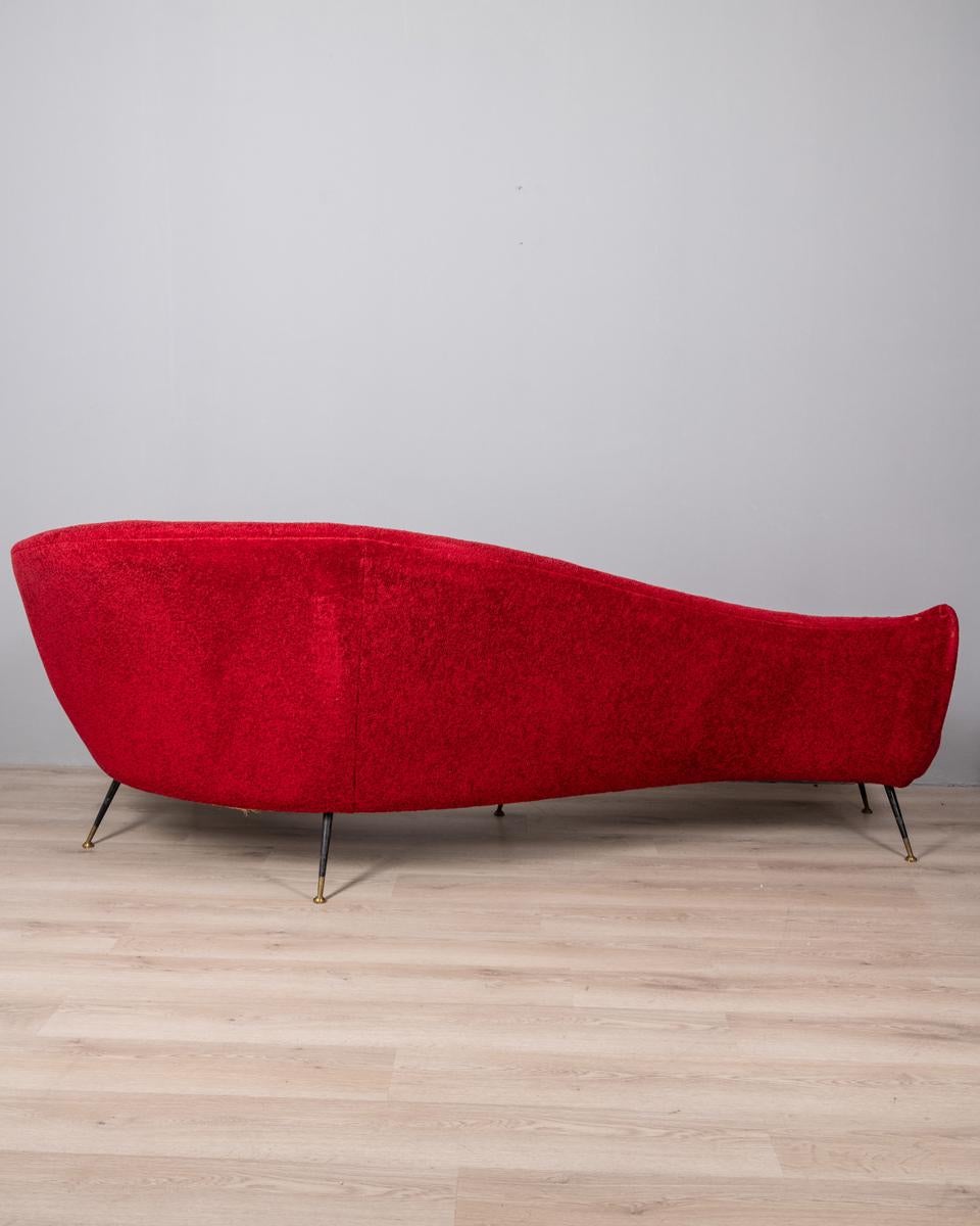 Metal Large vintage 1950s red velvet curved sofa Italian design For Sale
