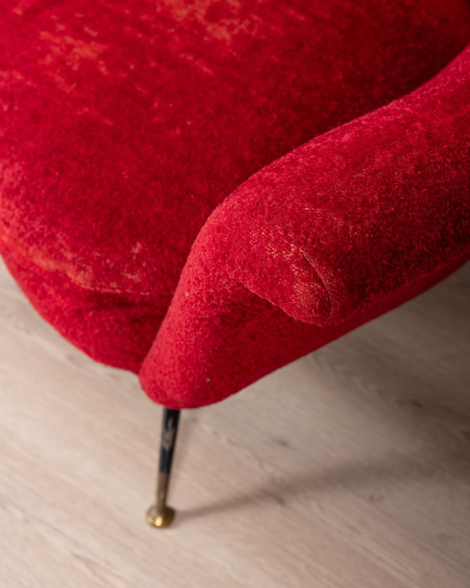 Large vintage 1950s red velvet curved sofa Italian design For Sale 1