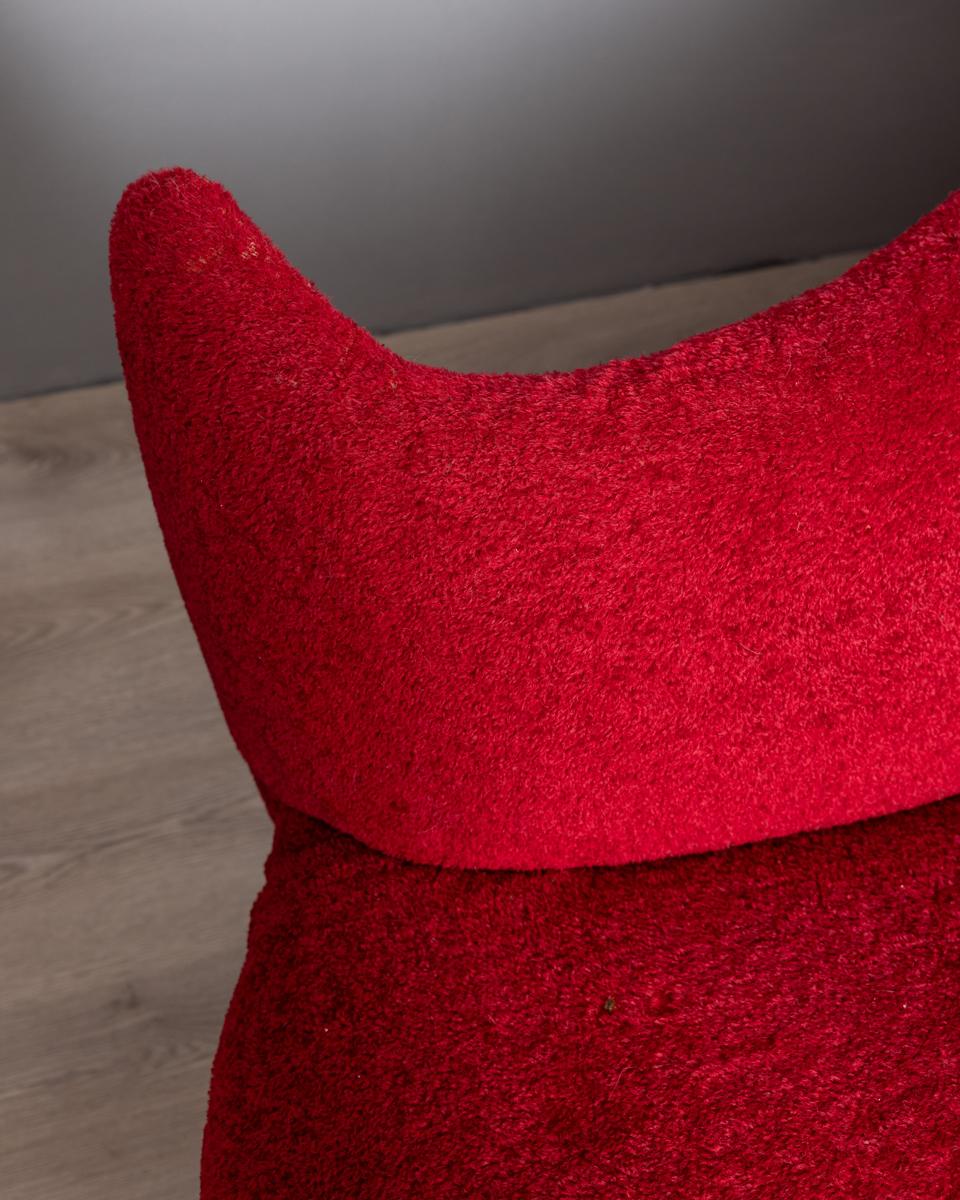 Large vintage 1950s red velvet curved sofa Italian design For Sale 2