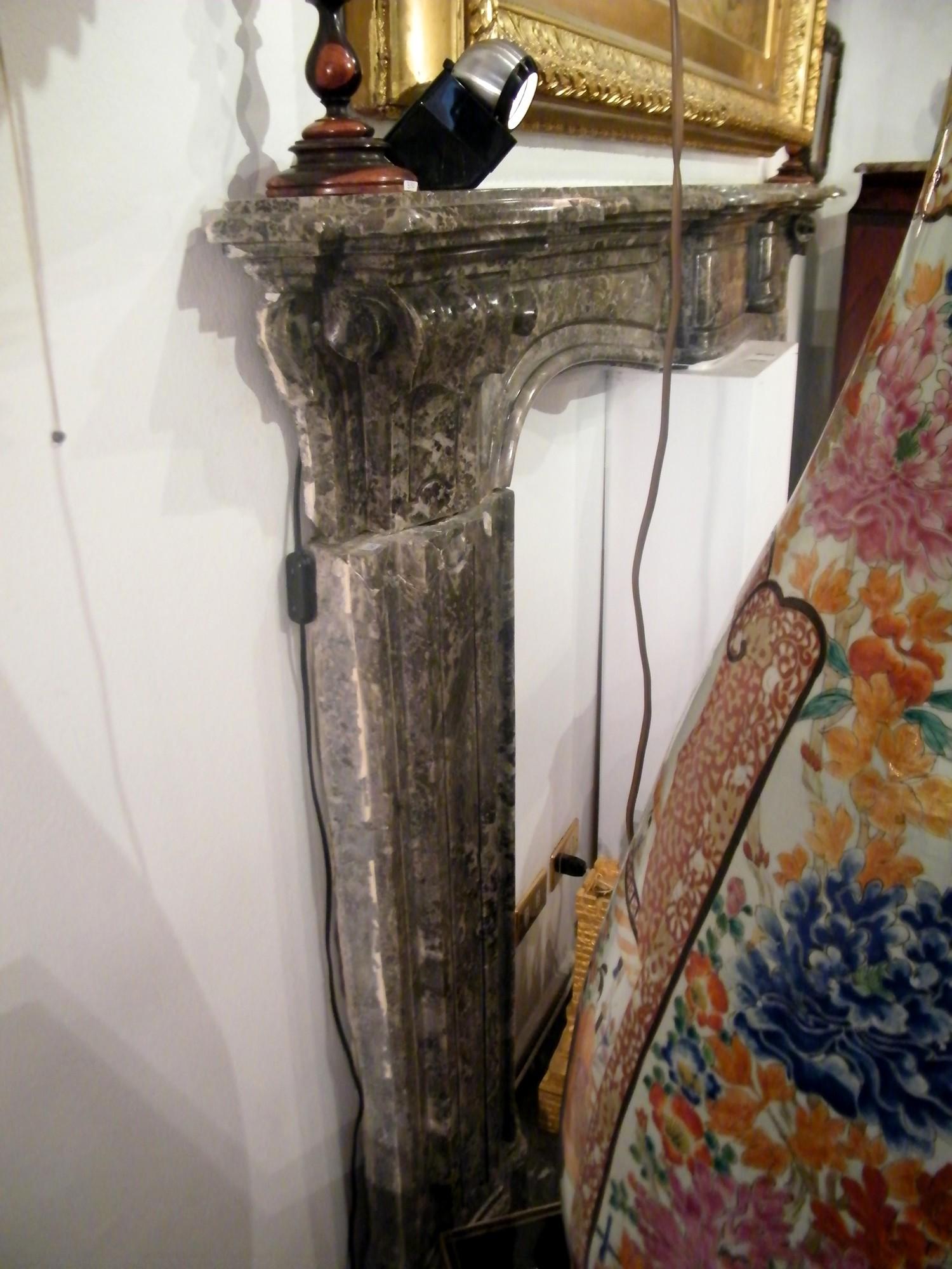 Grande e antico camino in marmo Bardiglio grigio scuro, Italia XVIII secolo (18th Century) im Angebot