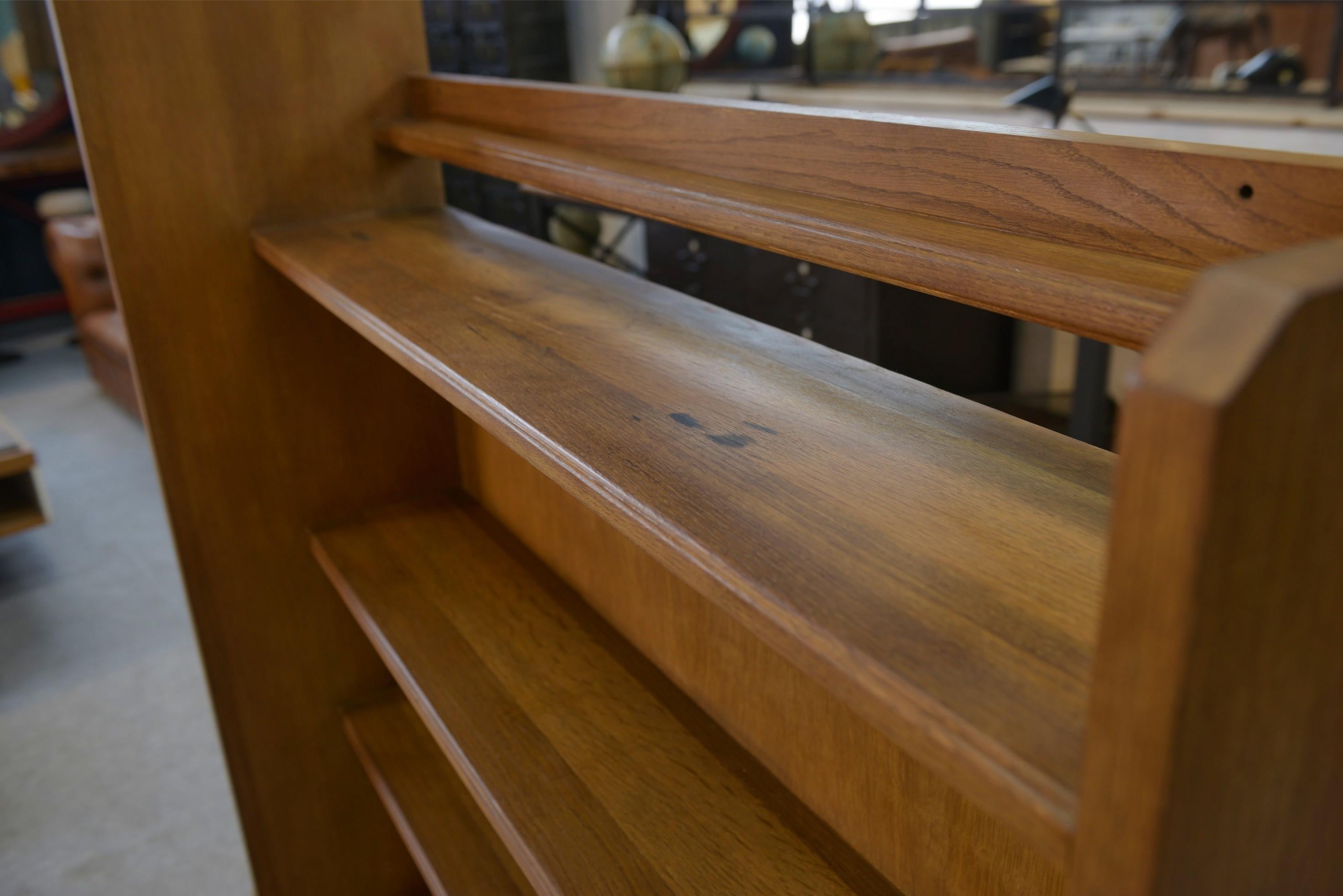 Legno Grande étagère murale par Guillerme & Chambron 1950's in vendita