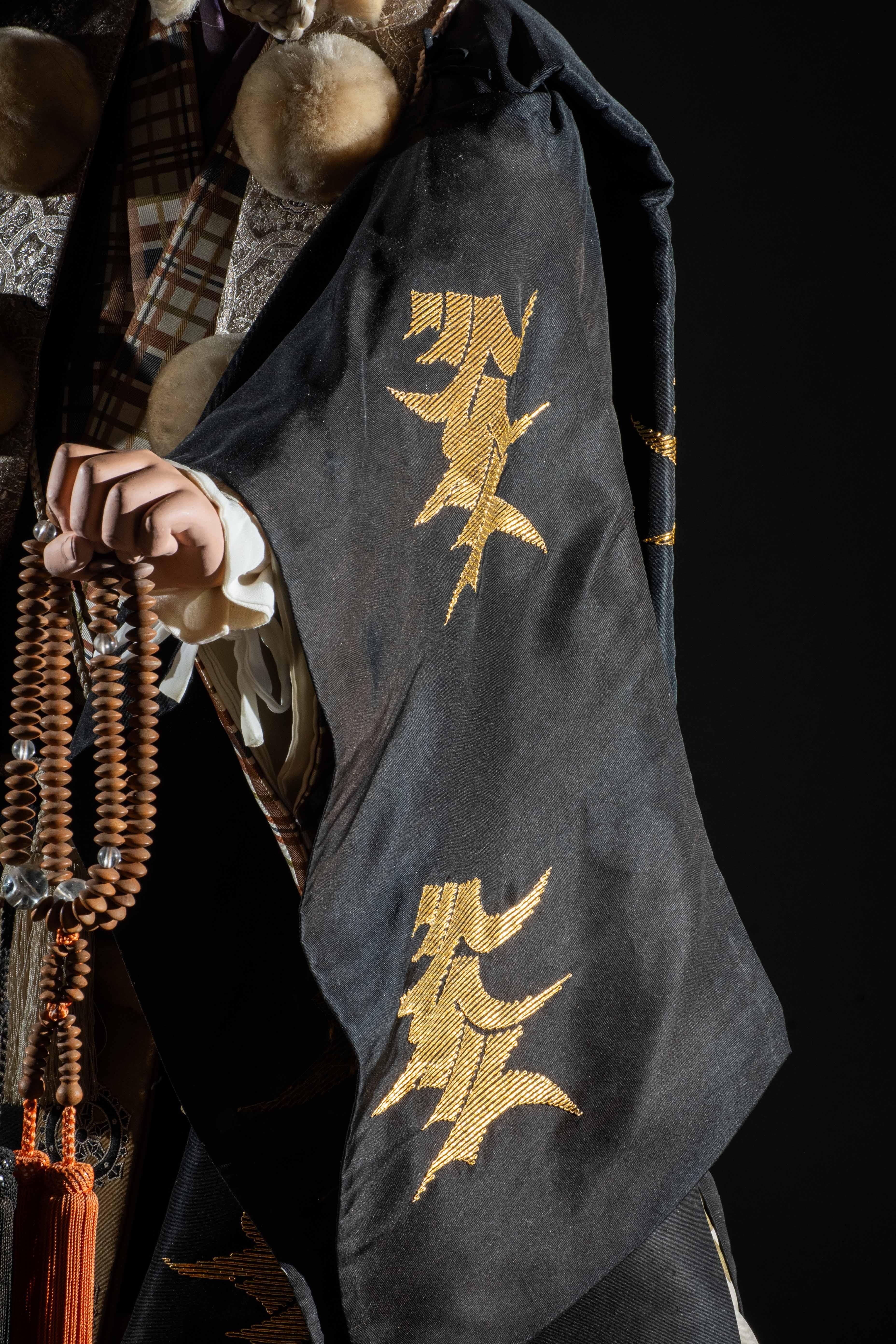 Grande iki ningyō in legno, gesso e pigmenti con occhi di vetro, raffigurante un attore del teatro Kabuki (probabilmente Matsumoto Kōshirō VII, 1870-1949) nel ruolo di Benkei nell’opera kabuki “Kanjinchō”. Indossa un kimono di tessuto e seta, con il