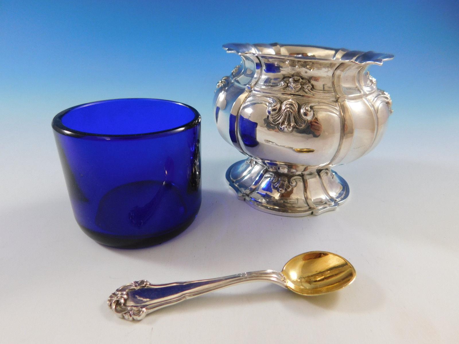 Grande Imperiale by Buccellati sterling silver salt and pepper set
Italy, circa 1970s 

Impressive Grande Imperiale by Buccellati Italy superb sterling silver salt and pepper set includes: 1 large salt cellar with 1 master salt spoon, 1 cobalt blue