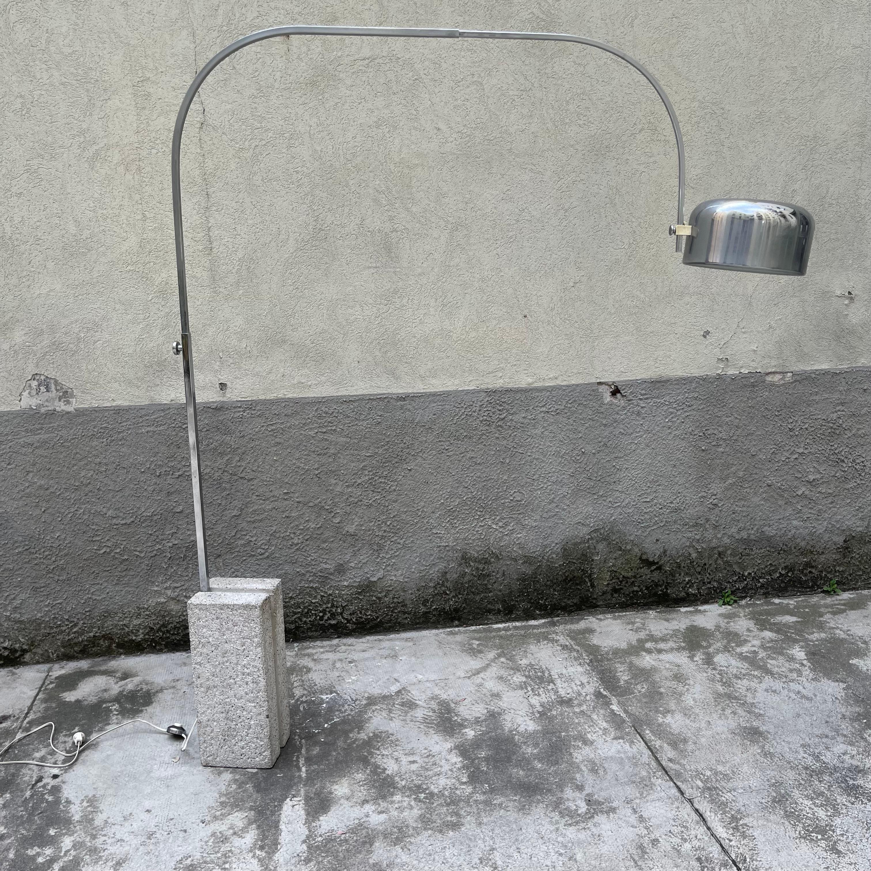 Grande lampada ad arco regolabile in altezza e lunghezza, con luce orientabile, in metallo cromato e base in cemento.
Produzione italiana, anni '70, attribuita a Reggiani.
Altezza max 210cm.