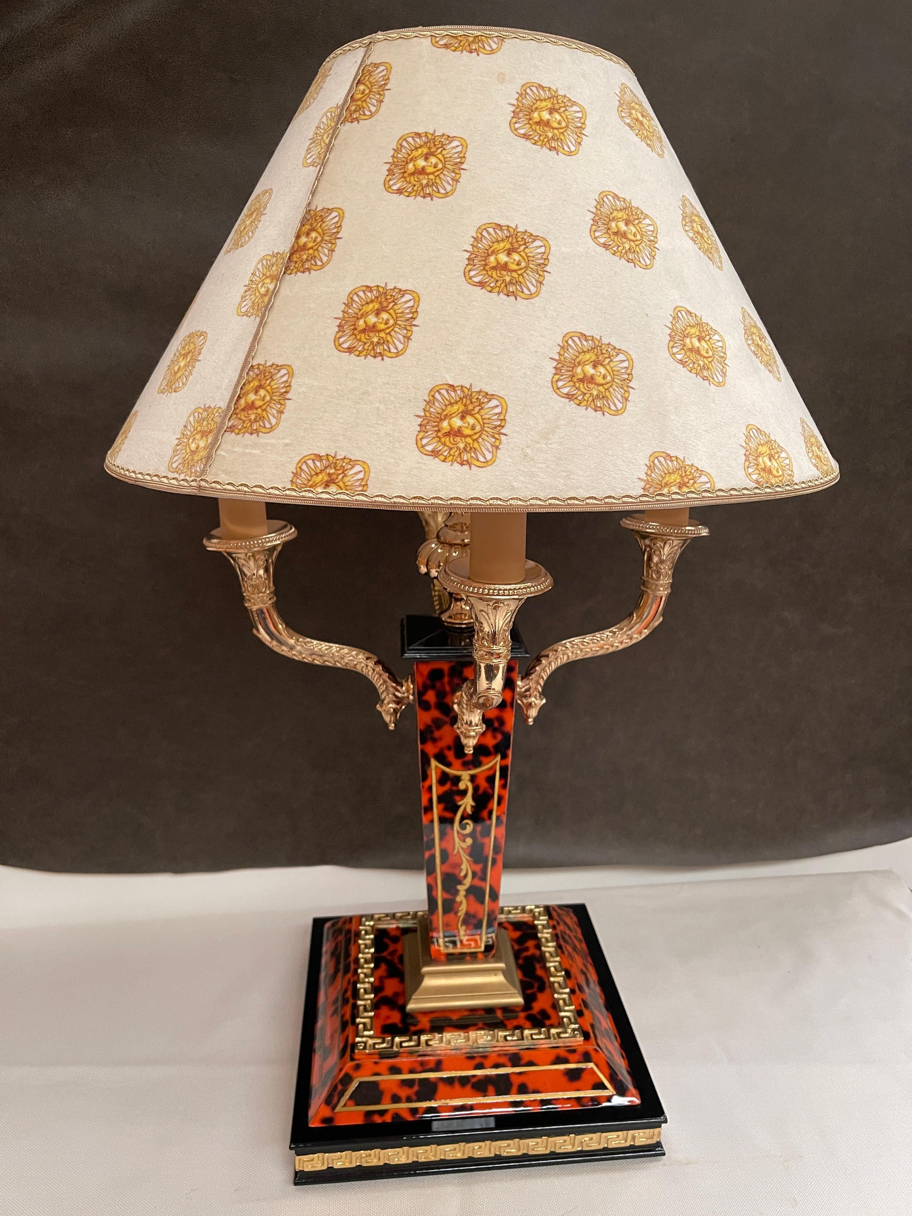 Italian Grande lampada da tavolo italiana in stile classico in legno tartarugato anni 80 in vendita