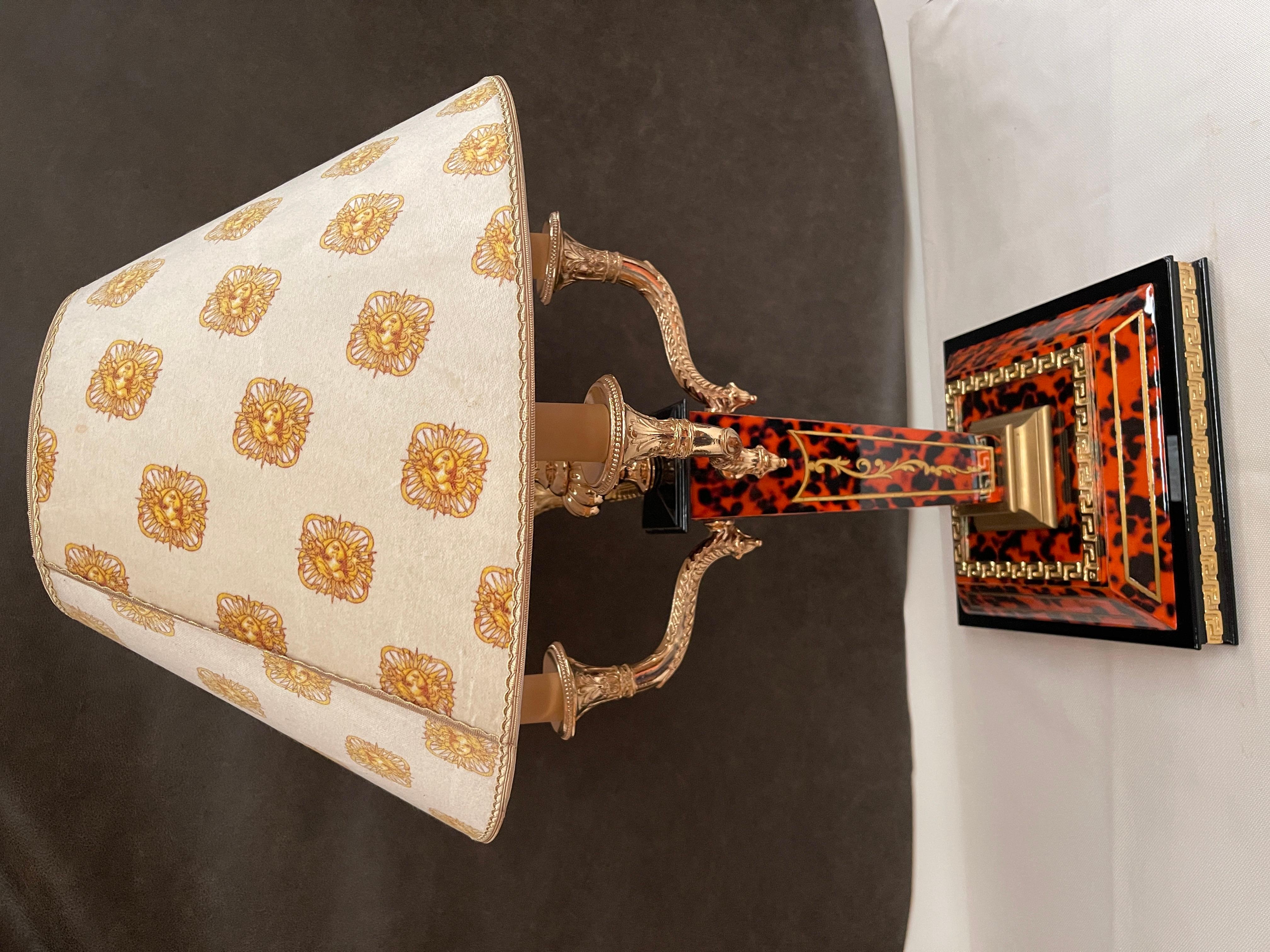 Grande lampada da tavolo italiana in stile classico in legno tartarugato anni 80 Italian en venta
