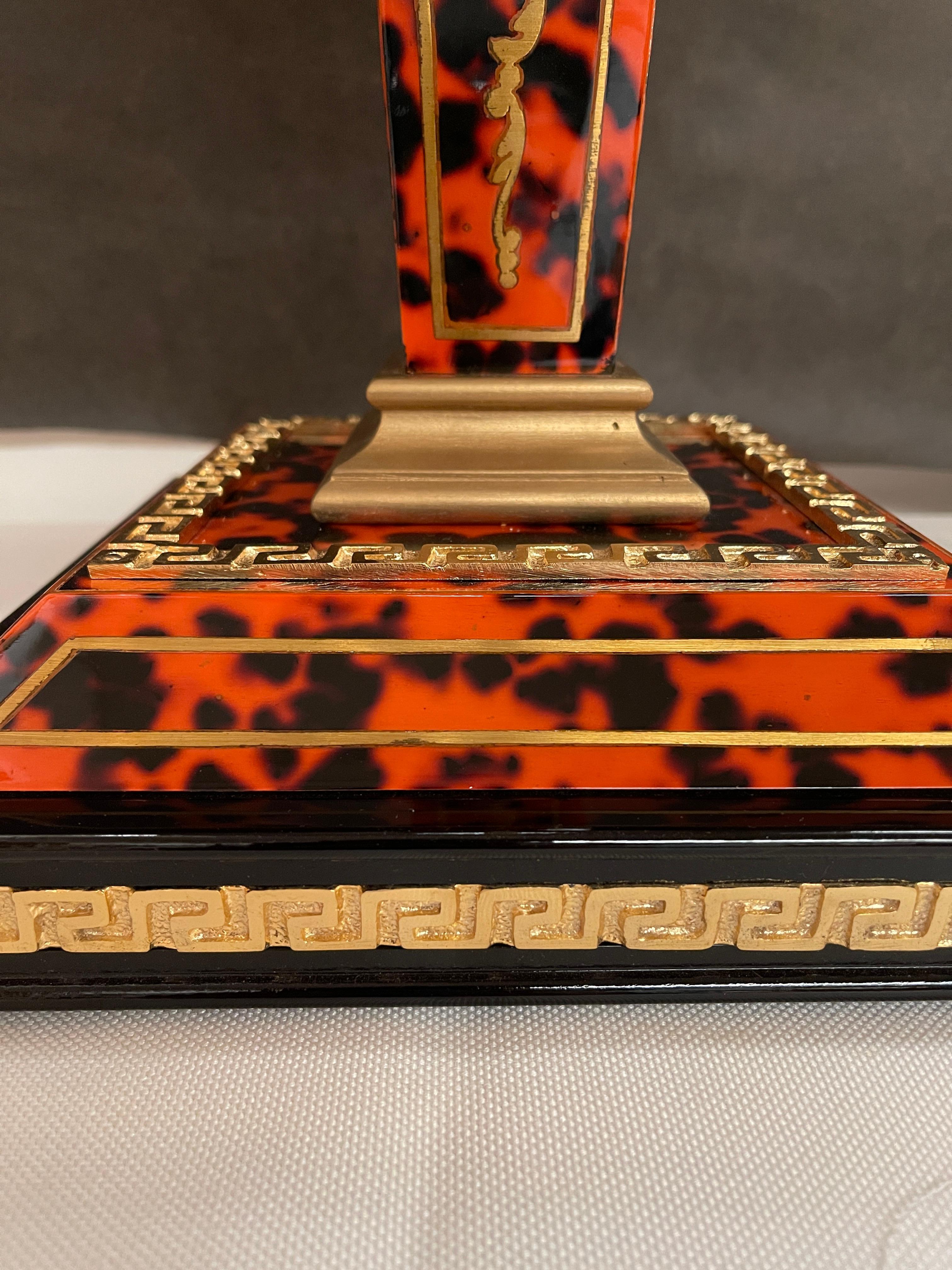 Altro Grande lampada da tavolo italiana in stile classico in legno tartarugato anni 80 in vendita