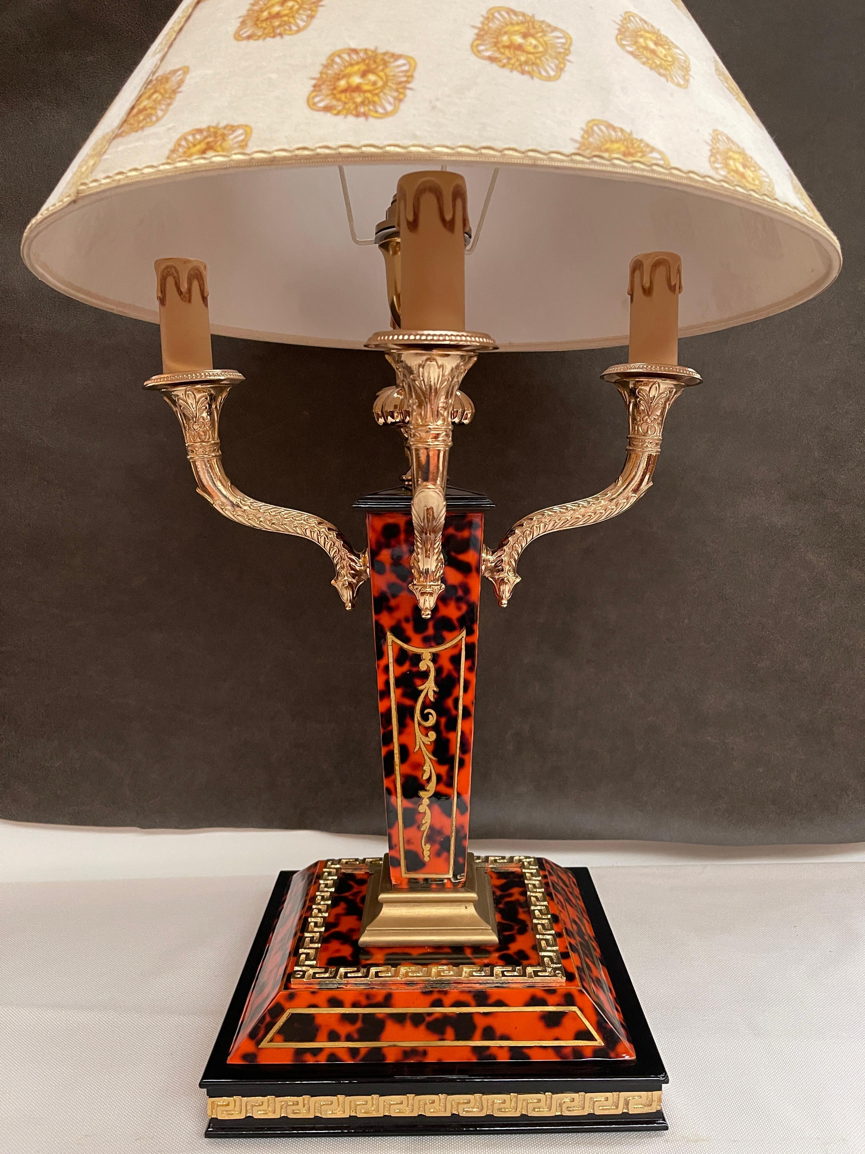 20th Century Grande lampada da tavolo italiana in stile classico in legno tartarugato anni 80 in vendita