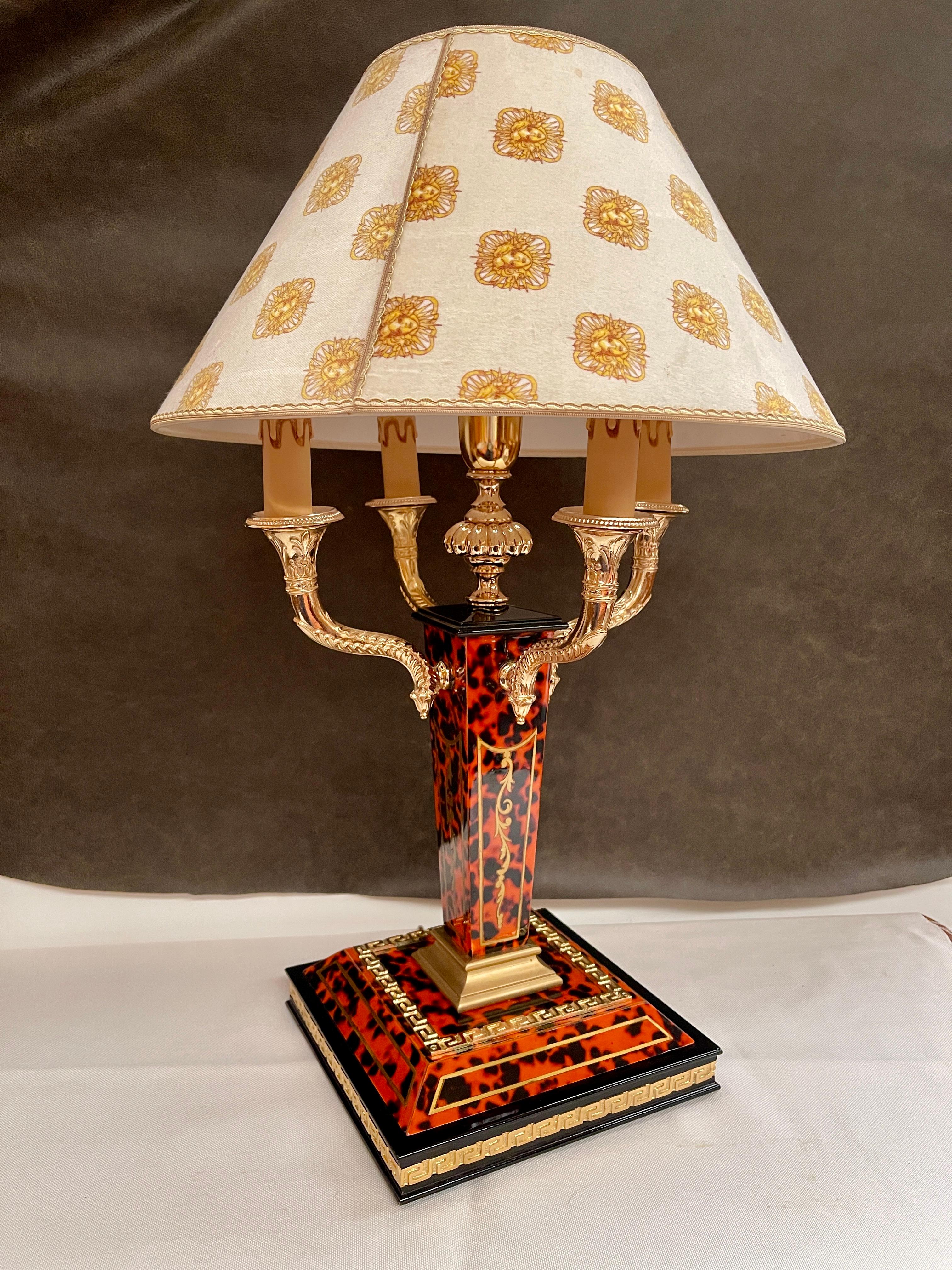 Grande lampada da tavolo italiana in stile classico in legno tartarugato anni 80 Bronce en venta