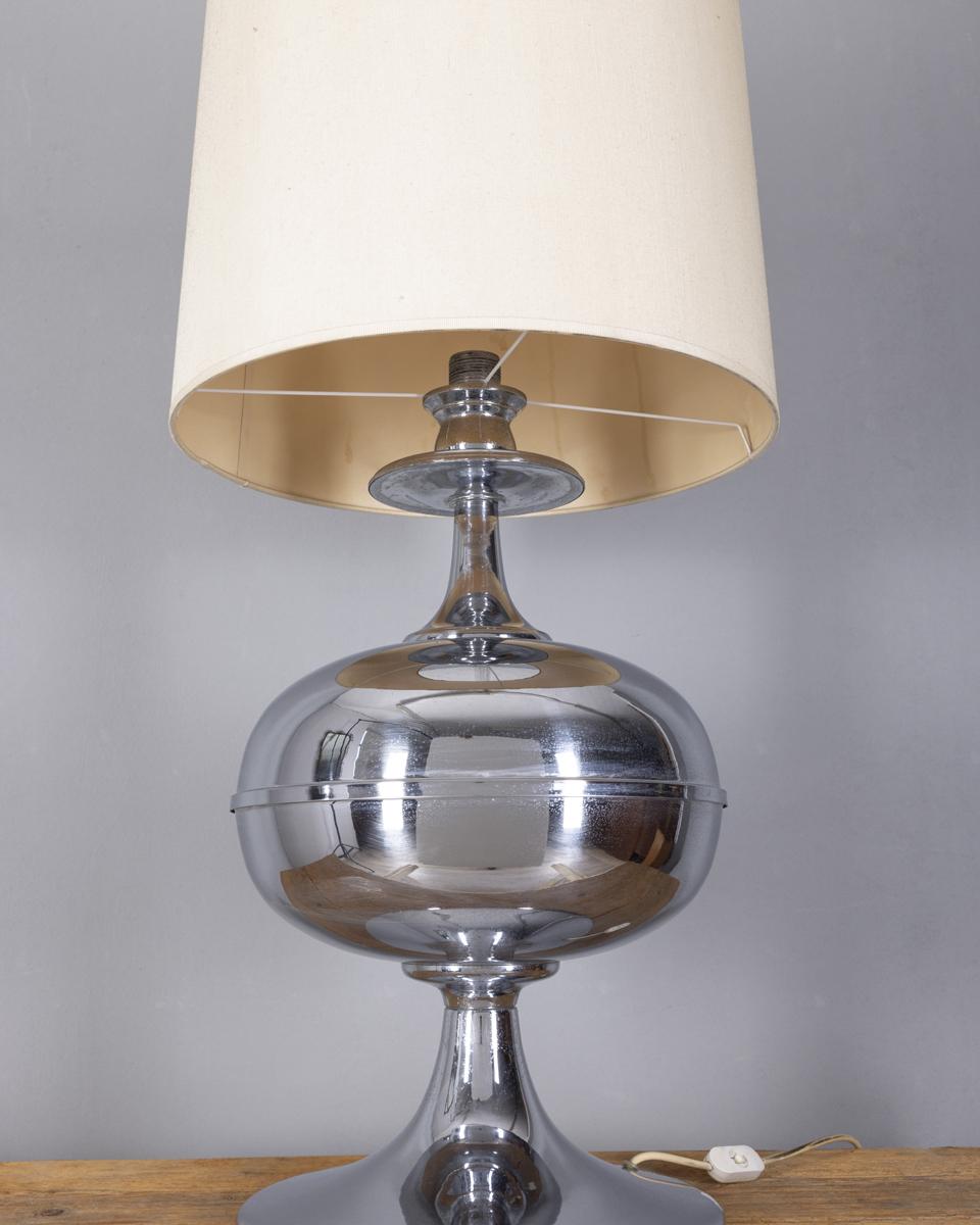 Mid-Century moderno Grande lampada da tavolo vintage anni 70 in metallo cromato design Italiano in vendita