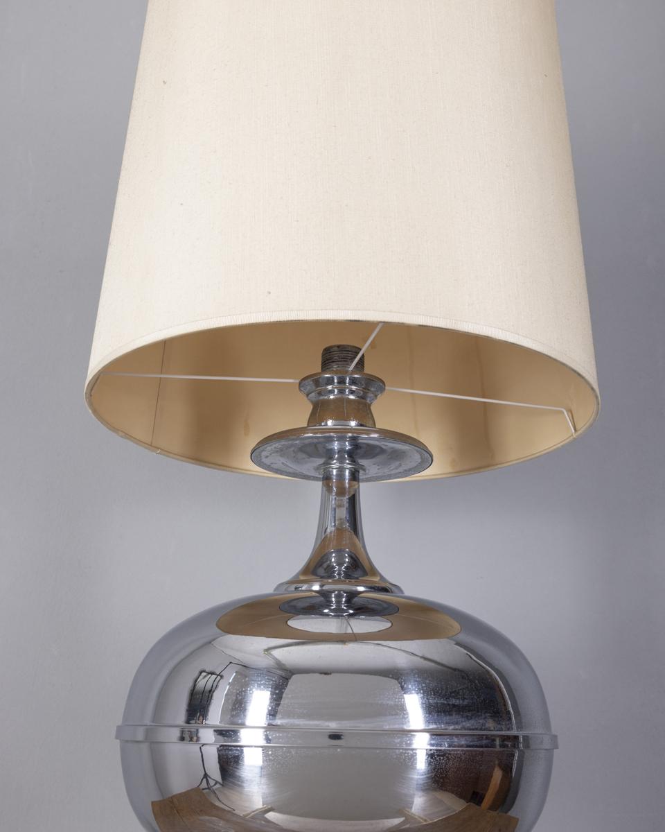 Grande lampada da tavolo vintage anni 70 in metallo cromato design Italiano In condizioni buone in vendita a None, IT