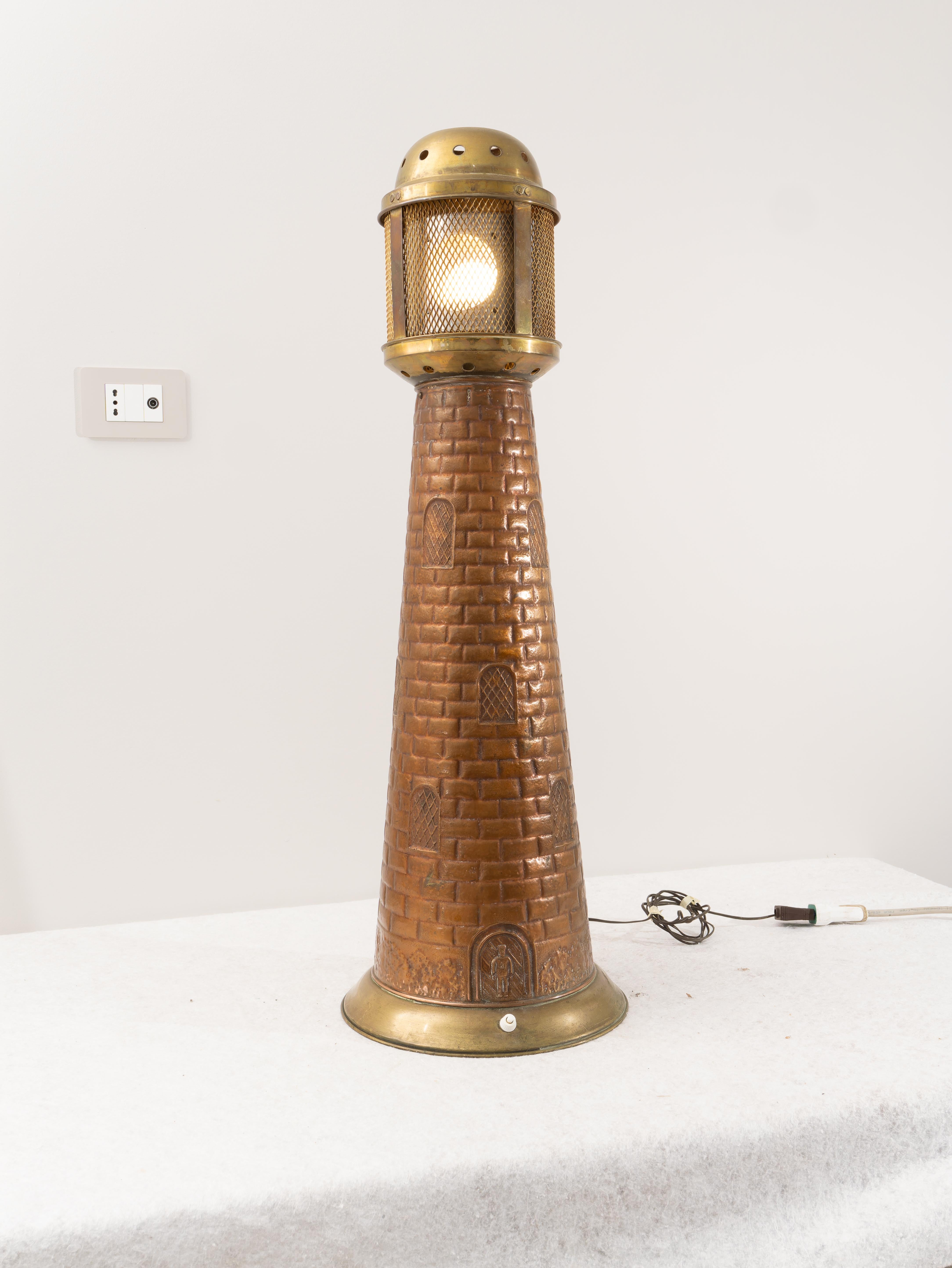 Gran lámpara de pie giratoria FARO, Made in Italy, años 50/60. 
Lámpara de pie grande con base redonda de latón. Torre cónica con imitación de piedra de cobre. La pantalla es de cobre y latón. El ventilador giratorio es de aluminio y descansa sobre