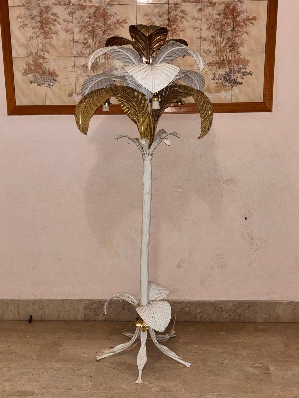 Large Italian sculptural floor lamp in the shape of a palm tree, gilded brass 1960s For Sale