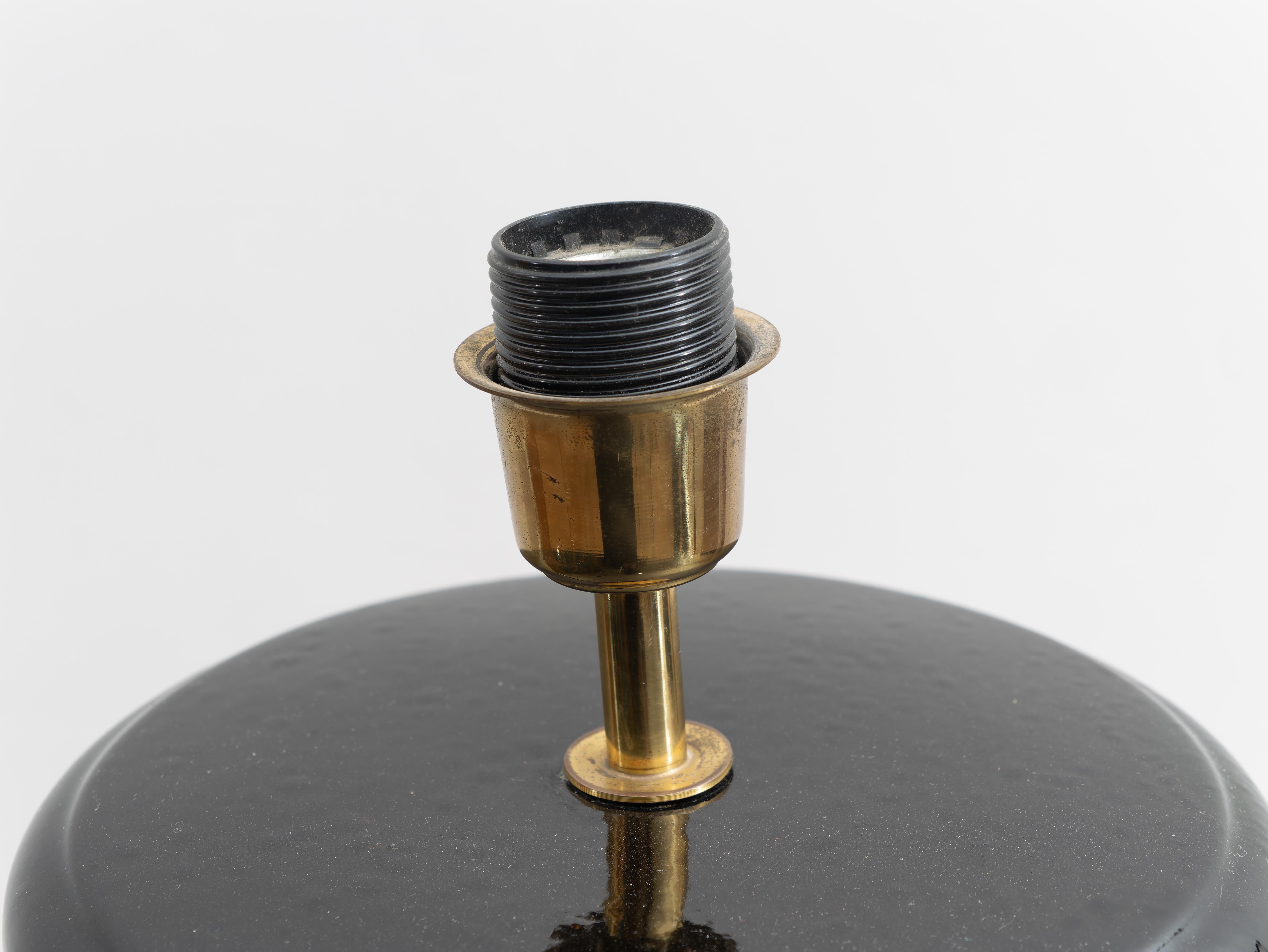 Gran lámpara de cerámica, Made in Italy, años 60. 
Lámpara pintada a mano con un acabado transparente puesto como protección del color. Pátina ORIGINAL de la época. El sistema eléctrico fue revisado por un profesional. Conexión E 27. 
El precio del