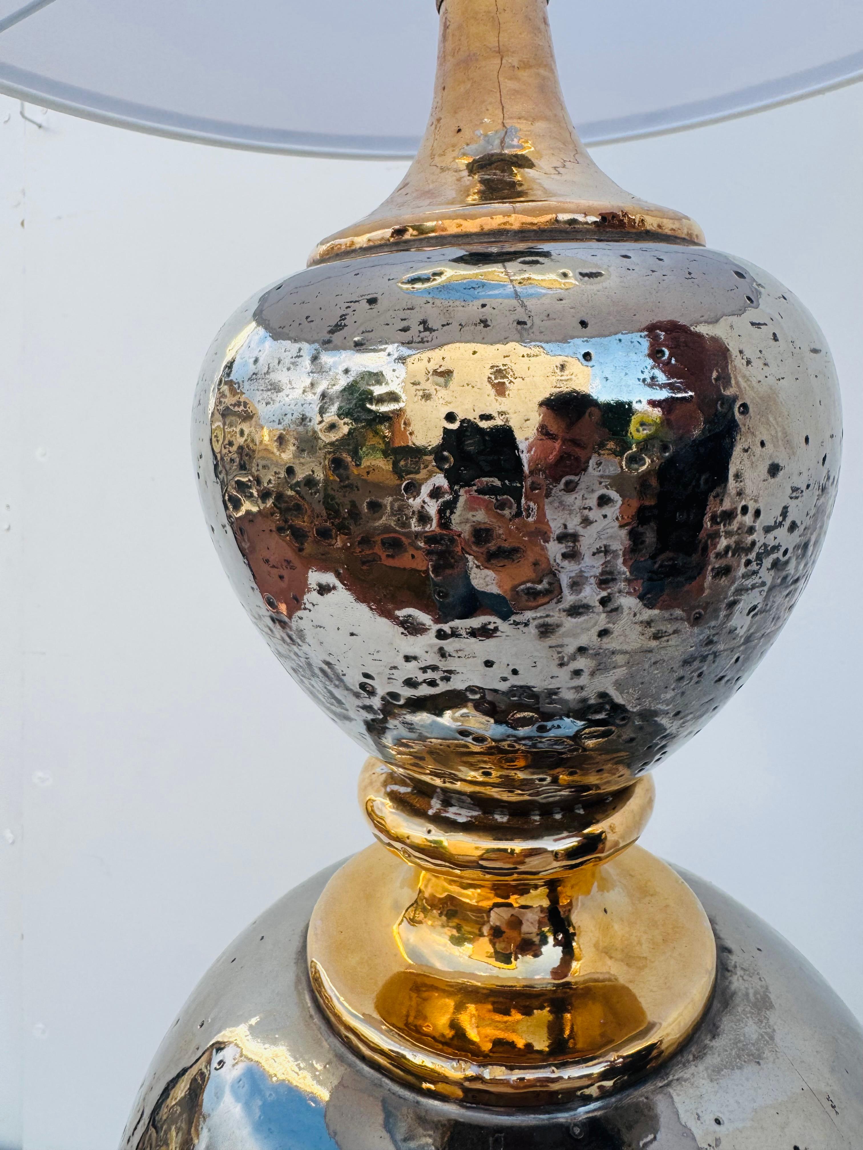 Grande Lampada in ceramica rifinita color oro e argento, Zaccagnini, Italia 1970.
Straordinaria Lampada in ceramica, oro e argento formata da tre elementi con all'interno collegata una colonna in metallo che gli garantisce solidità. Magnifici sono i