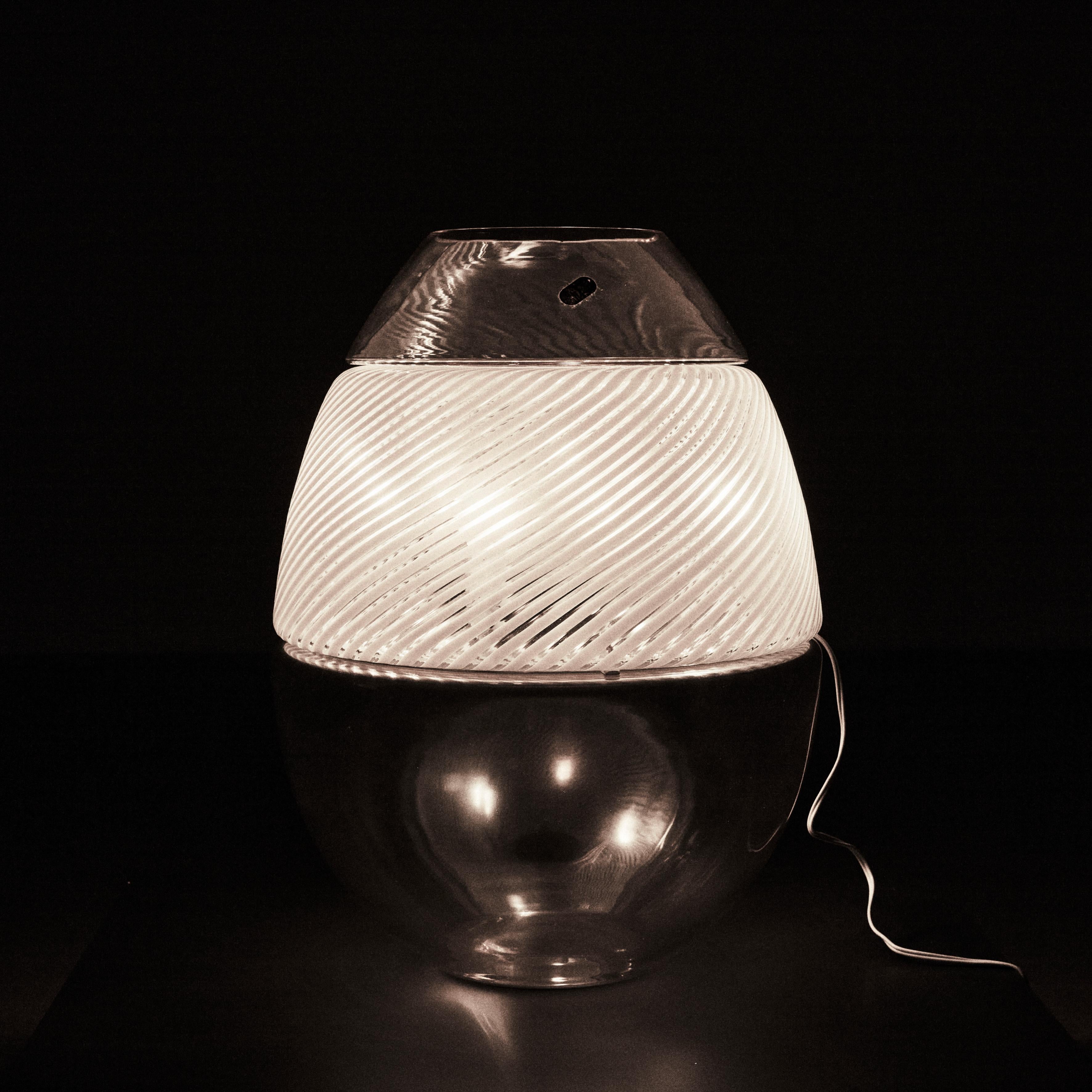 Lampe/Vase aus Muranoglas, Entwurf von Carlo Nason, Produktion Mazzega, 1970er Jahre. Großes Objekt aus ineinander greifenden, rauch- und bernsteinfarbenen Glassektoren und einem filigranen Glaselement. Die Lampe ist ein Lagerartikel, trägt das