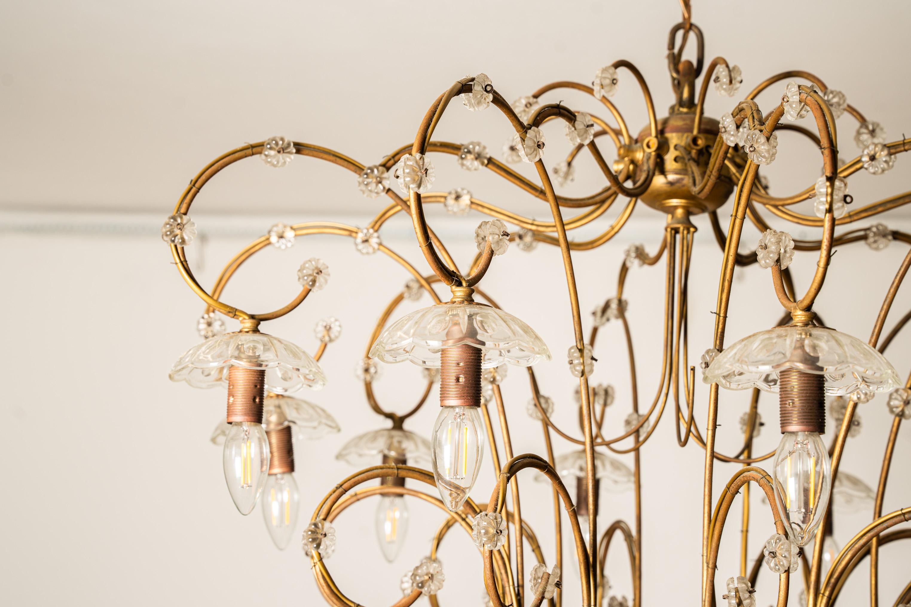 Italian Large 20-light brass and glass chandelier chandelier  For Sale
