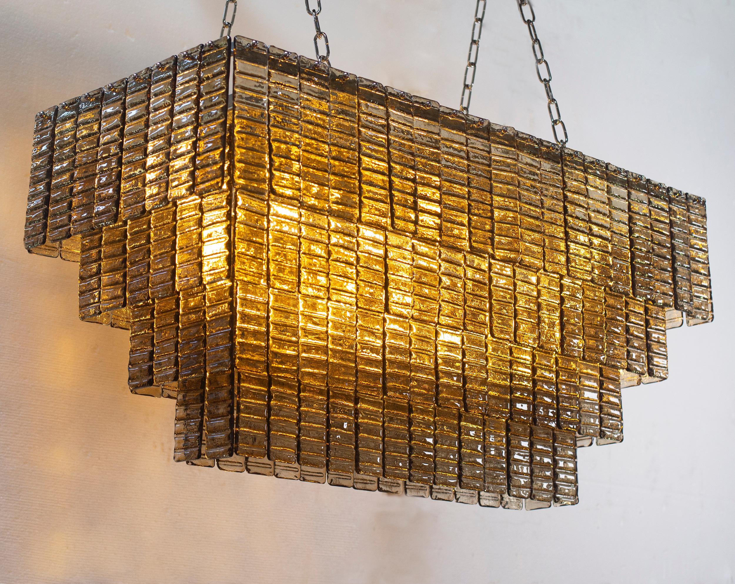 Grande lampadario made in Italy con listelli artistici in vetro di Murano colore moka, ispirato al mid-century italiano

Directamente desde la fuente:
No somos simples distribuidores, ¡sino productores directos! Situadas cerca de Venecia, en el