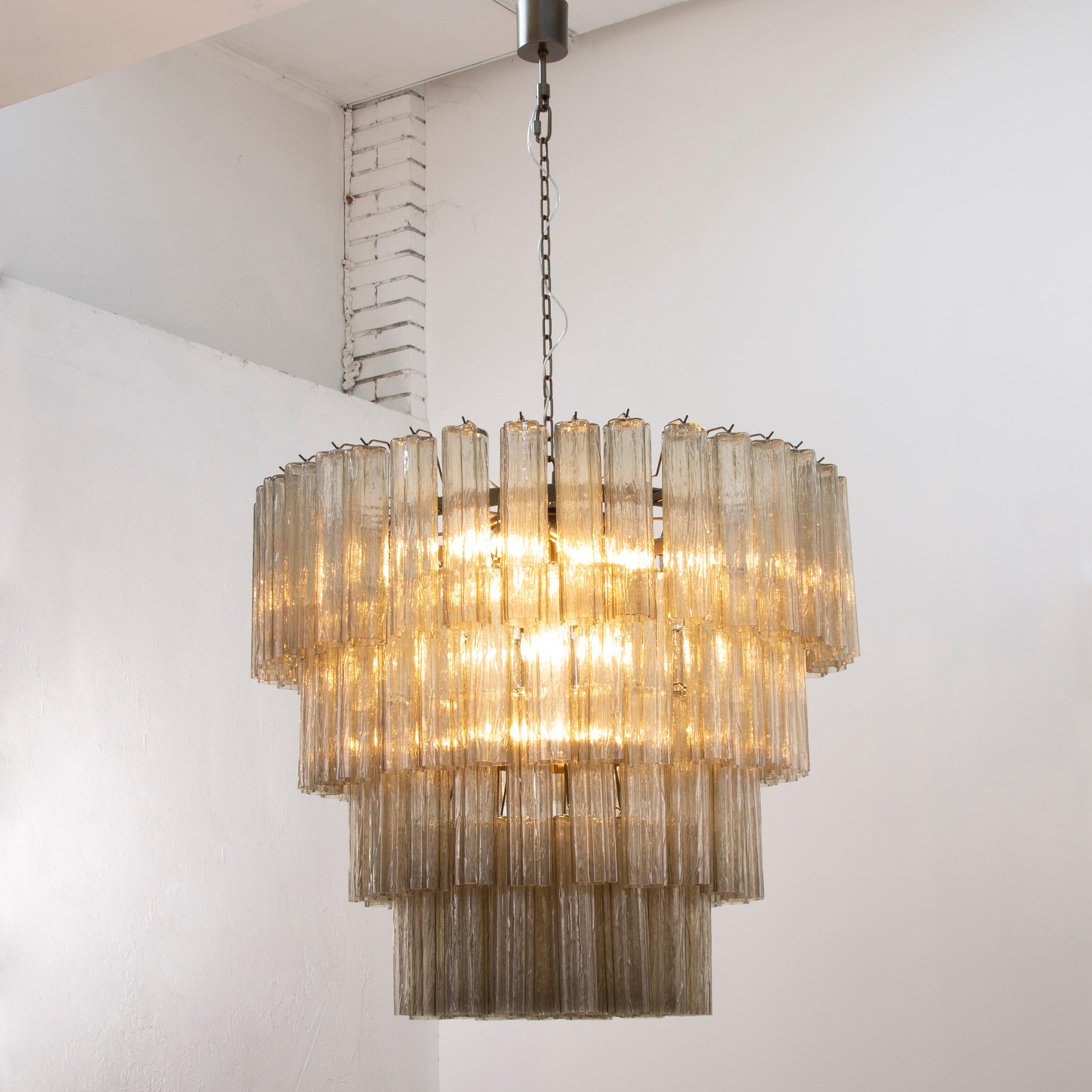 Mid-Century Modern Grande lampadario con pendagli vetro di Murano fumè, ispirato al mid-century For Sale