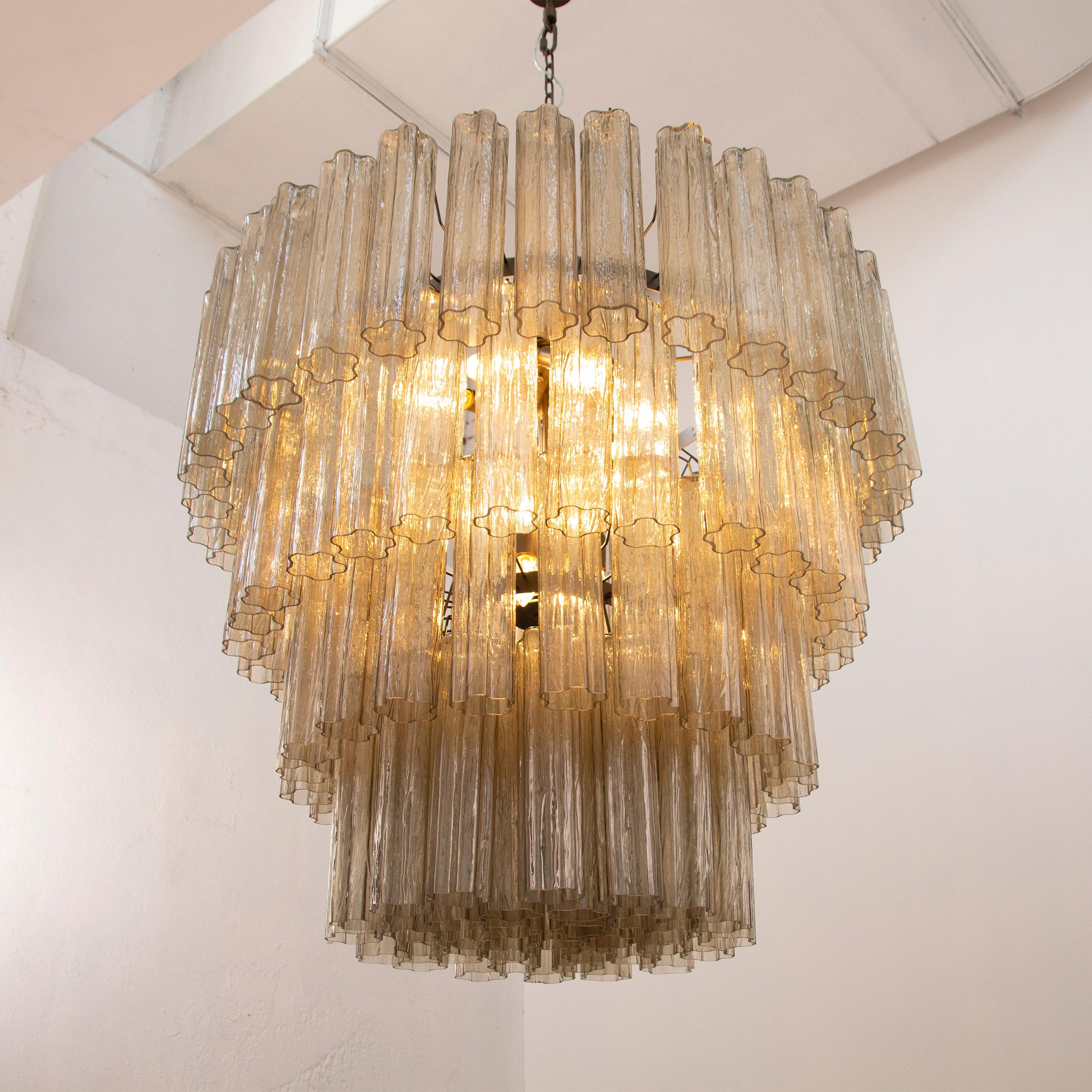Italian Grande lampadario con pendagli vetro di Murano fumè, ispirato al mid-century For Sale