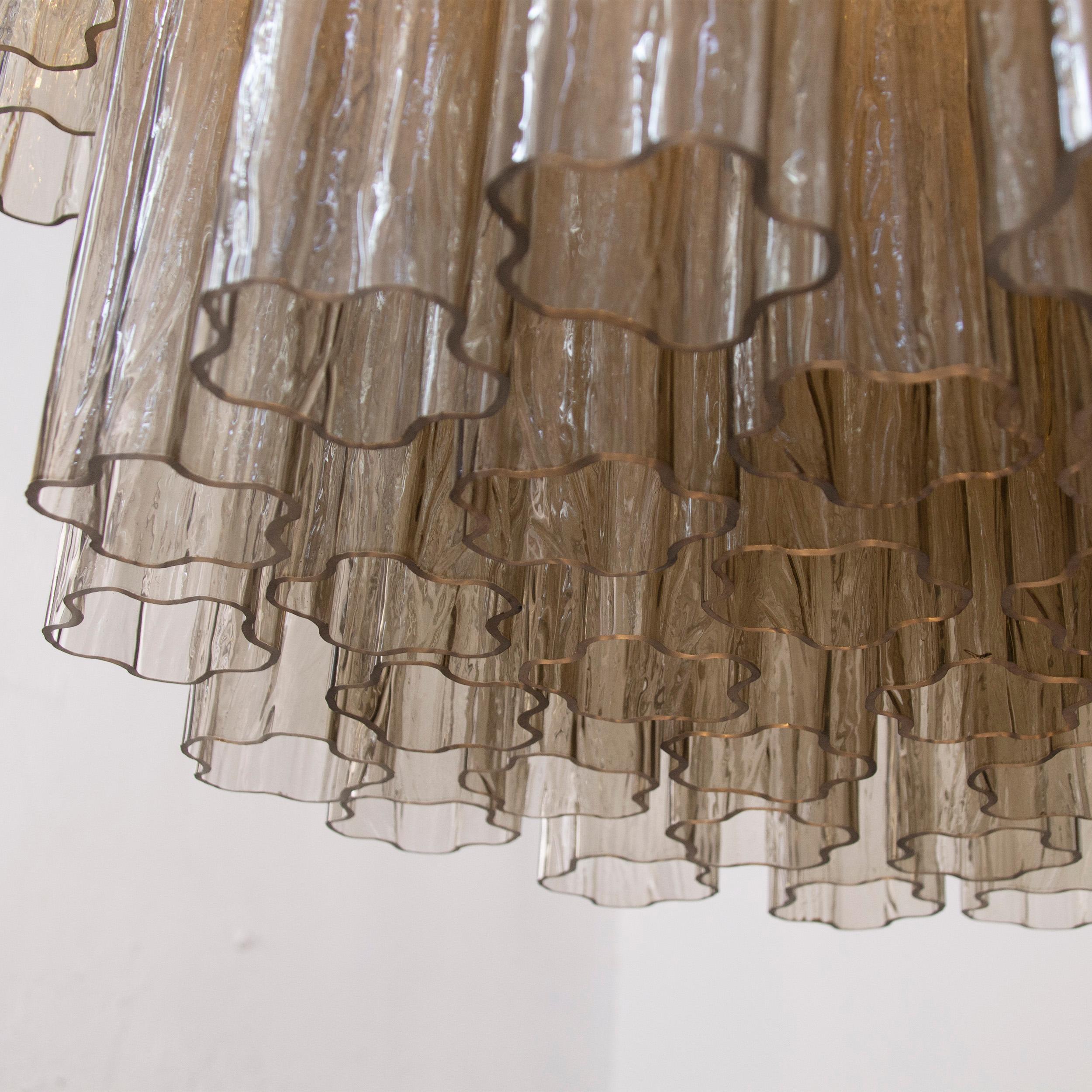 Blown Glass Grande lampadario con pendagli vetro di Murano fumè, ispirato al mid-century For Sale