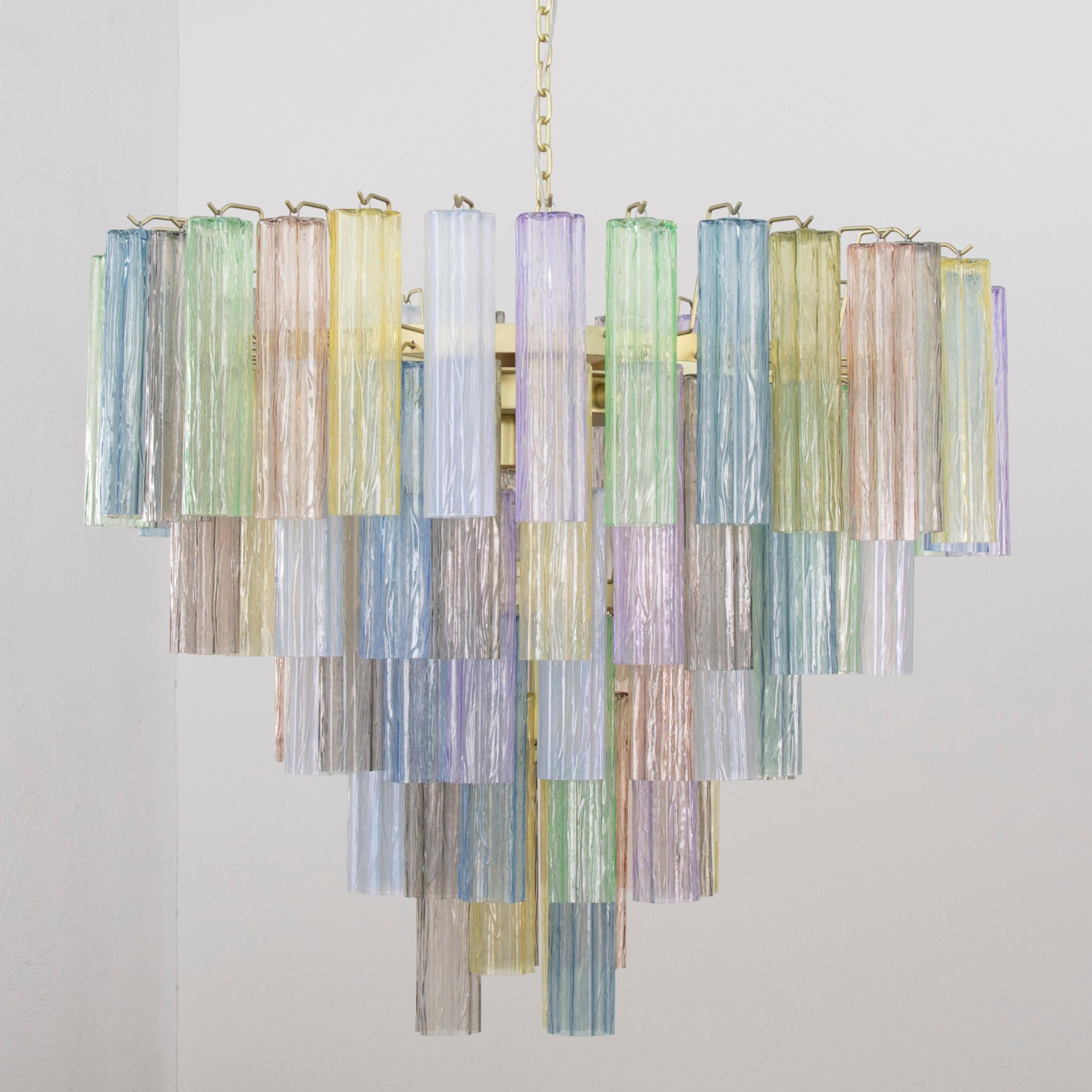 Grande lampadario con pendagli vetro di Murano multicolore realizzato artigianalmente e personalizzabile in dimensioni e colori.

Direttamente dalla fonte:
Non siamo semplici rivenditori, ma produttori diretti! Situate vicino a Venezia, nel cuore