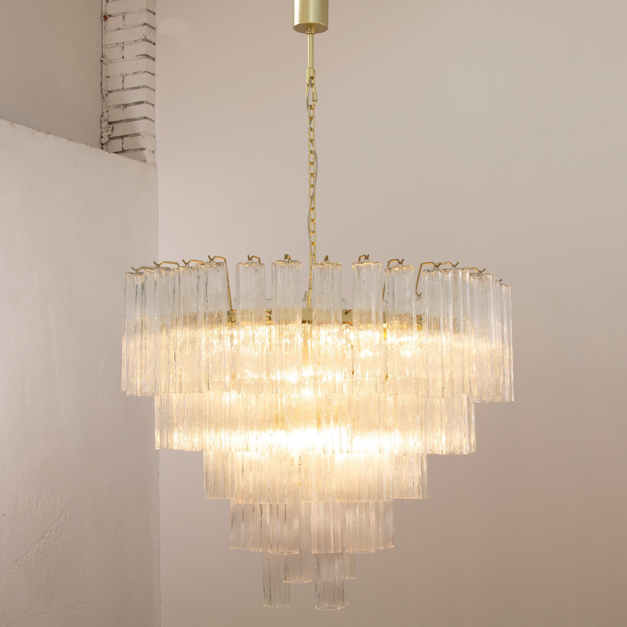 Other Grande lampadario con pendagli vetro di Murano ispirato al mid-century italiano For Sale