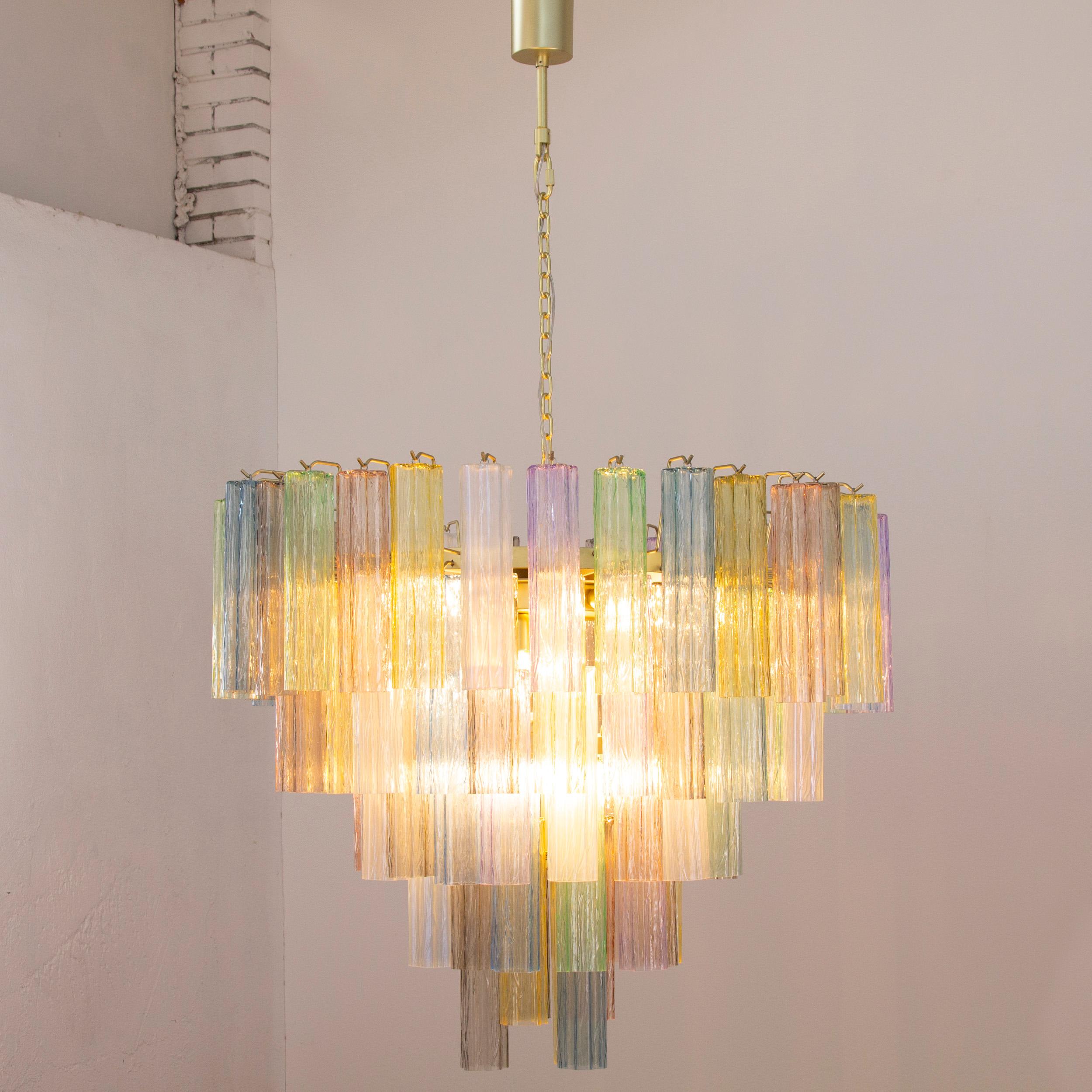 Italiano Grande Lampadario con pendagli soffiati in vetro di Murano multicolore in vendita