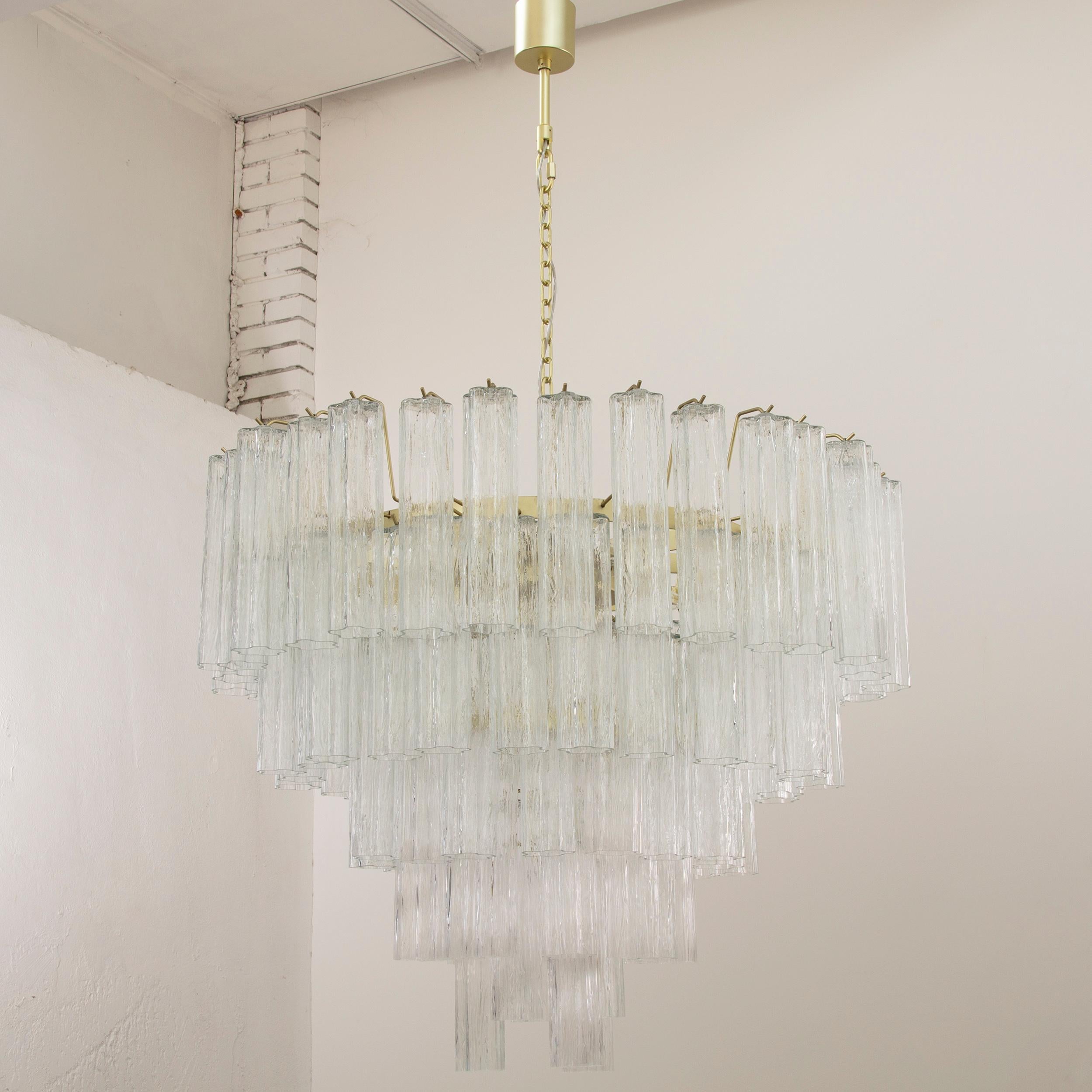 Italian Grande lampadario con pendagli vetro di Murano ispirato al mid-century italiano For Sale