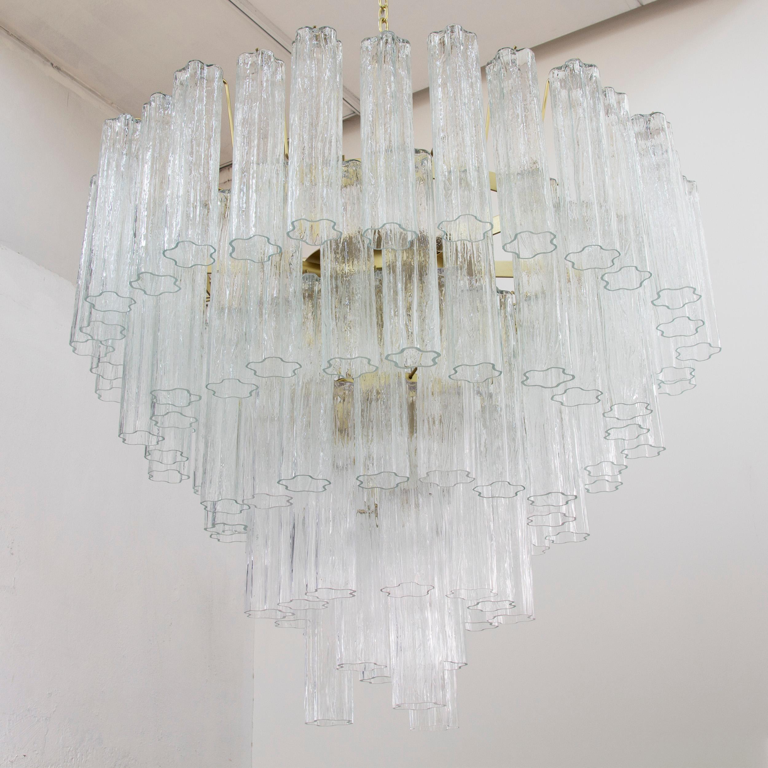 Contemporary Grande lampadario con pendagli vetro di Murano ispirato al mid-century italiano For Sale