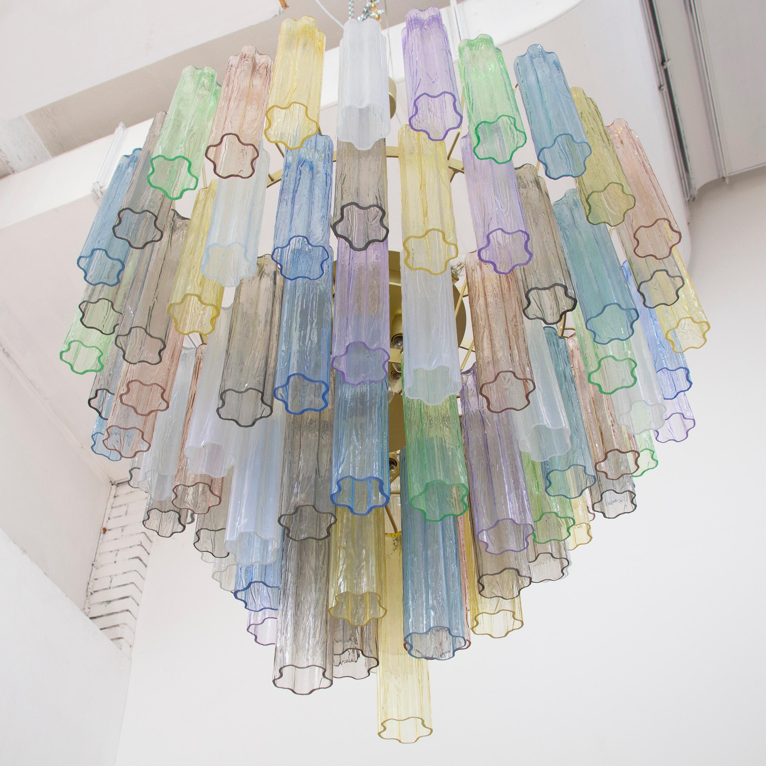 Grande Lampadario con pendagli soffiati in vetro di Murano multicolore in vendita 1