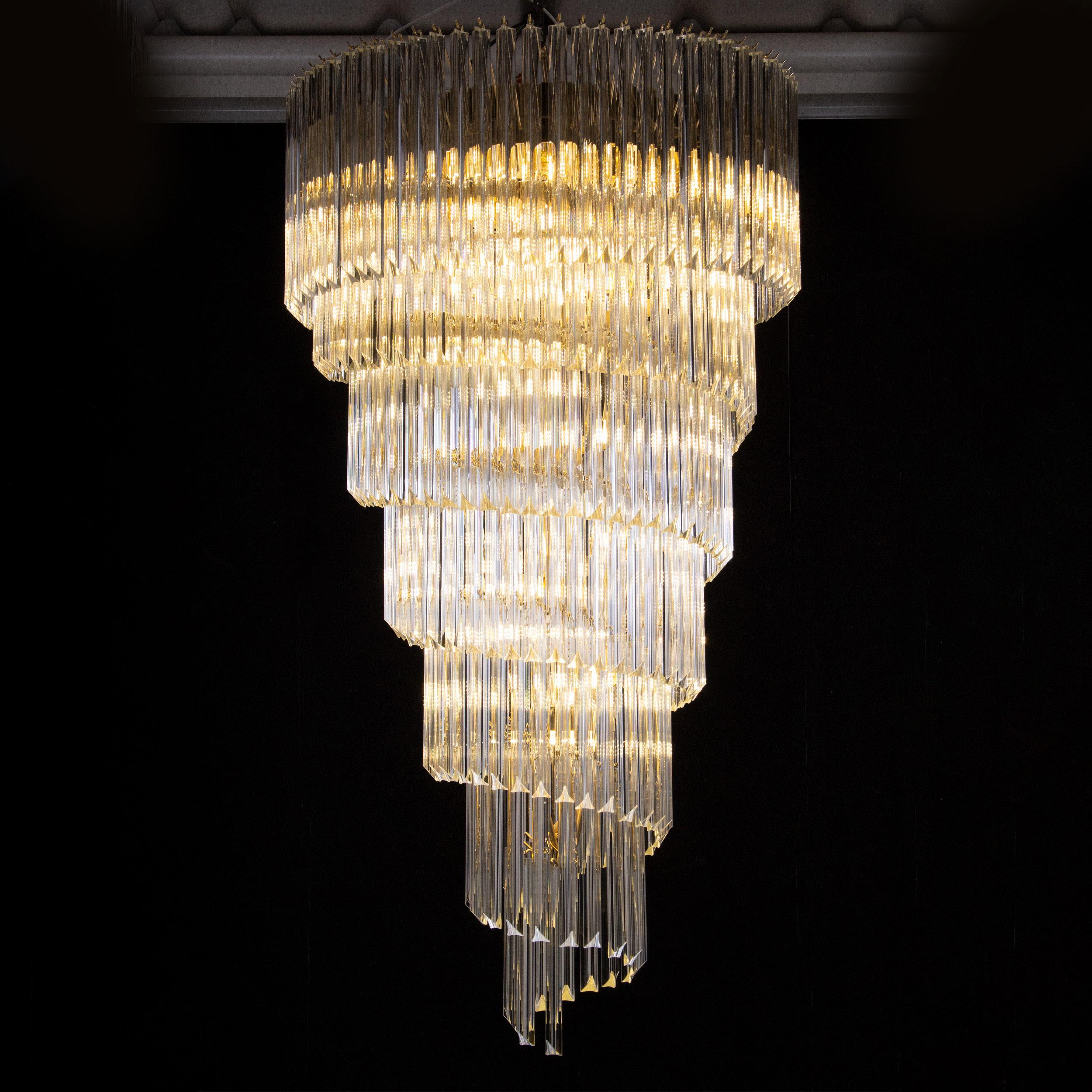 Other Grande lampadario con triedri vetro di Murano ispirato al mid-century italiano For Sale