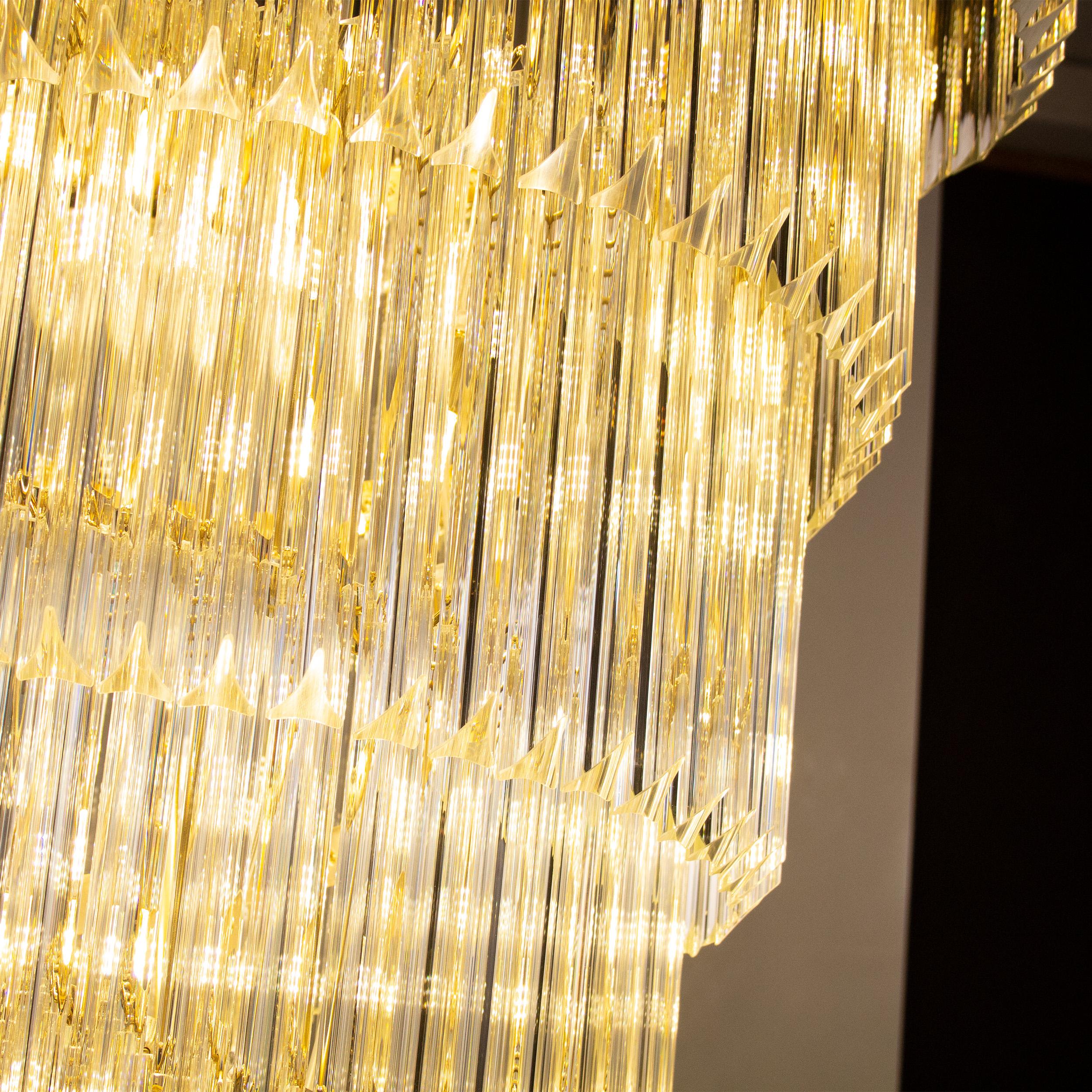 Contemporary Grande lampadario con triedri vetro di Murano ispirato al mid-century italiano For Sale