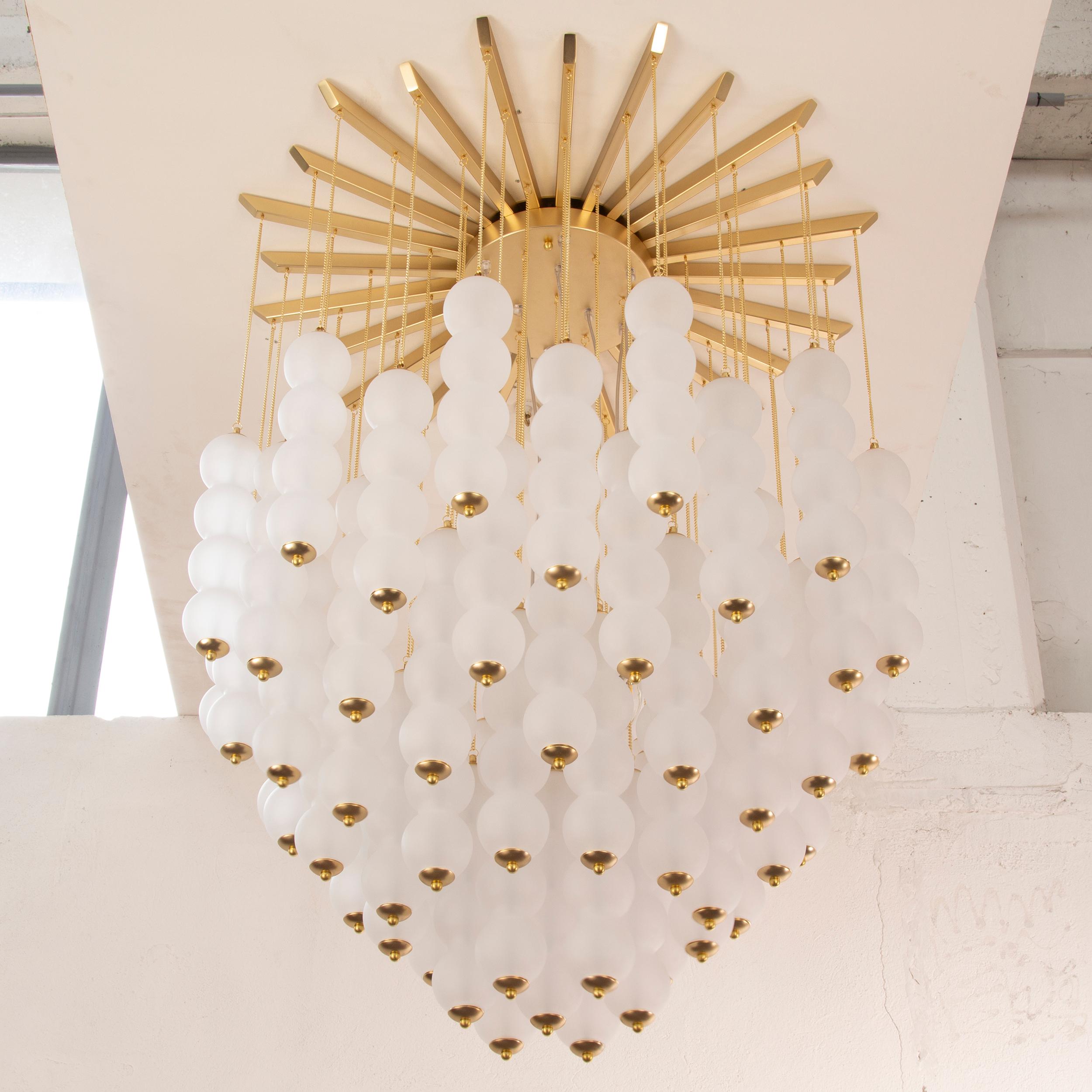 Other Grande lampadario con vetri di Murano pendenti, ispirato al mid-century italiano For Sale