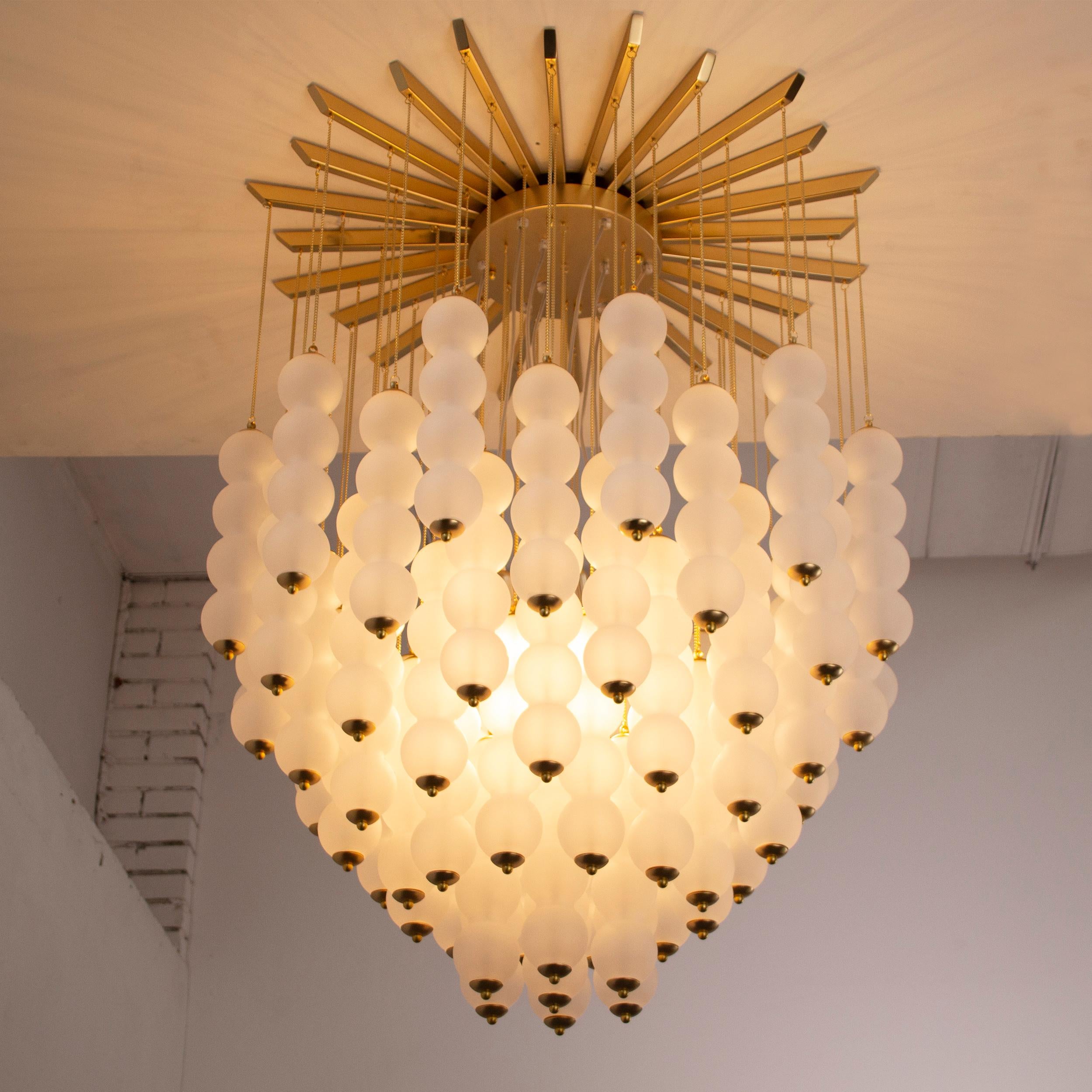 Italian Grande lampadario con vetri di Murano pendenti, ispirato al mid-century italiano For Sale