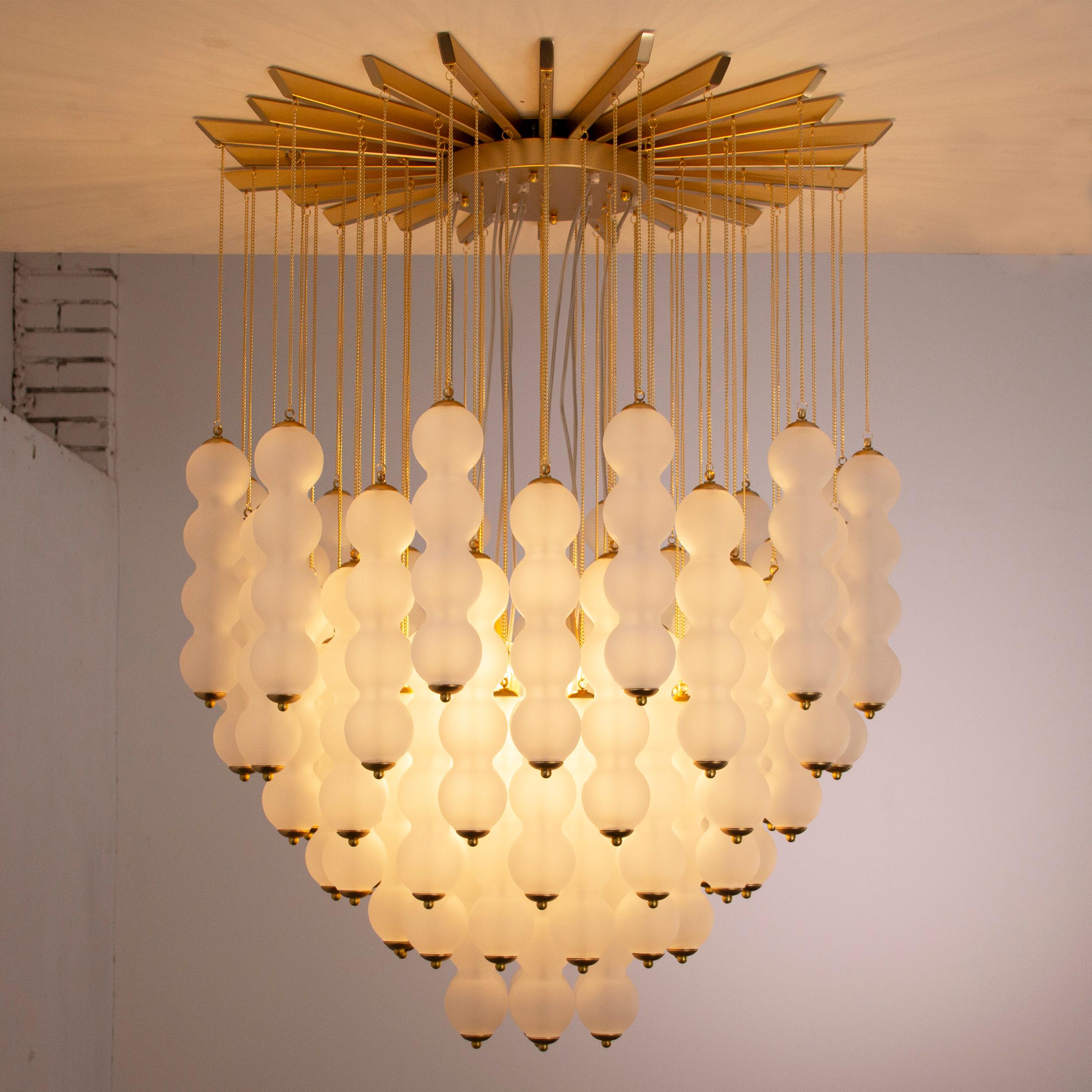 Contemporary Grande lampadario con vetri di Murano pendenti, ispirato al mid-century italiano For Sale