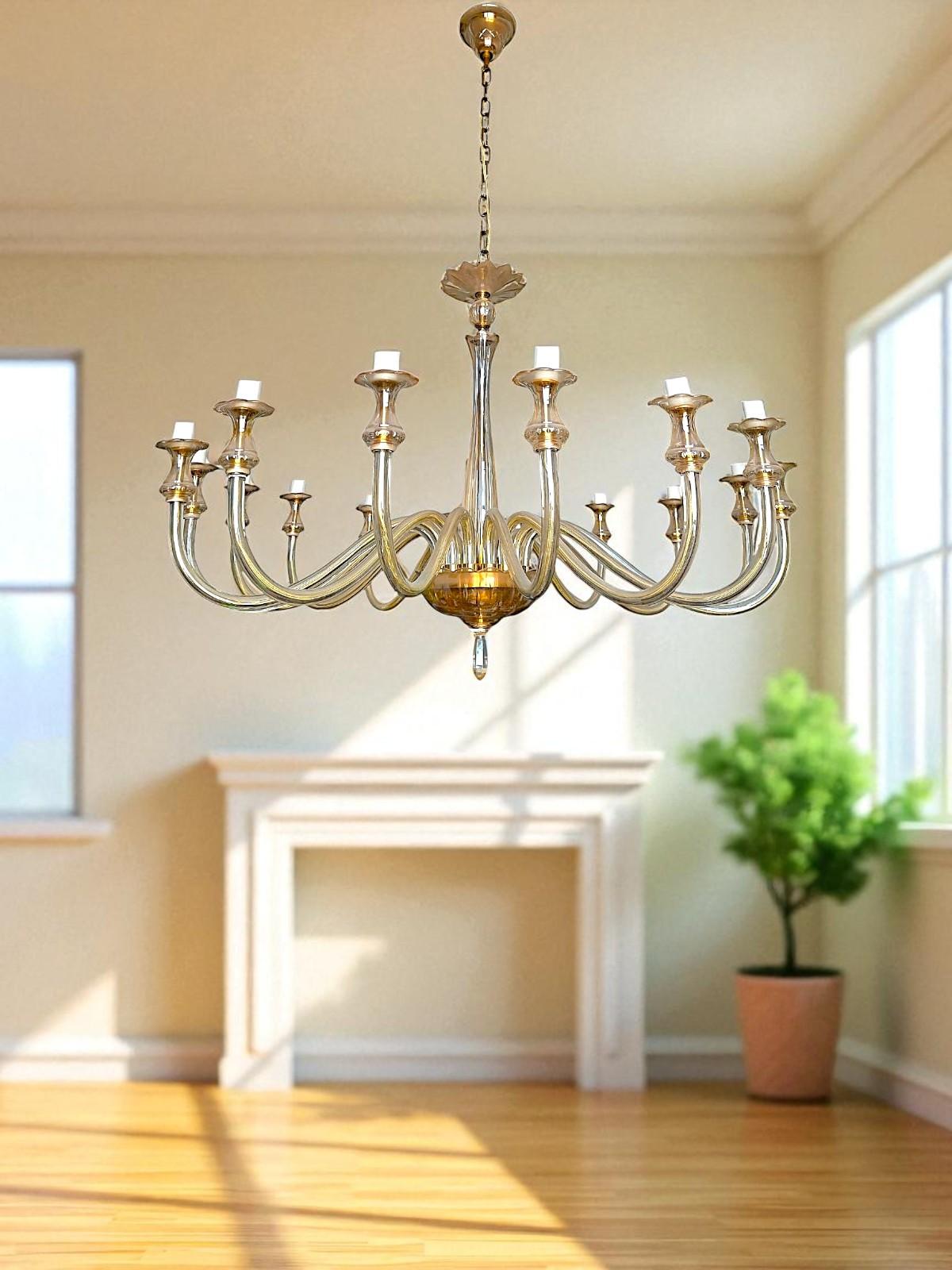 Grande Lampadario di Murano a 16 bracci, degli anni '50. 

Lampadario in cristallo di Murano composto da a 16 bracci, in vetro soffiato trasparente e parti color champagne e ottone, elegante.
 
Perfetto per una sala da pranzo ma anche in una cucina