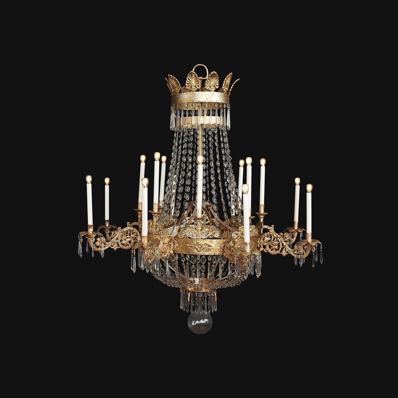 Lampadario Monumental Impero a sedici bracci, antico lampadario piemontese, la regione del nord Italia che confina con la Francia, di epoca Impero, realizzato a mano in ferro e cristallo in buono stato di conservazione.
 La estructura circular es de