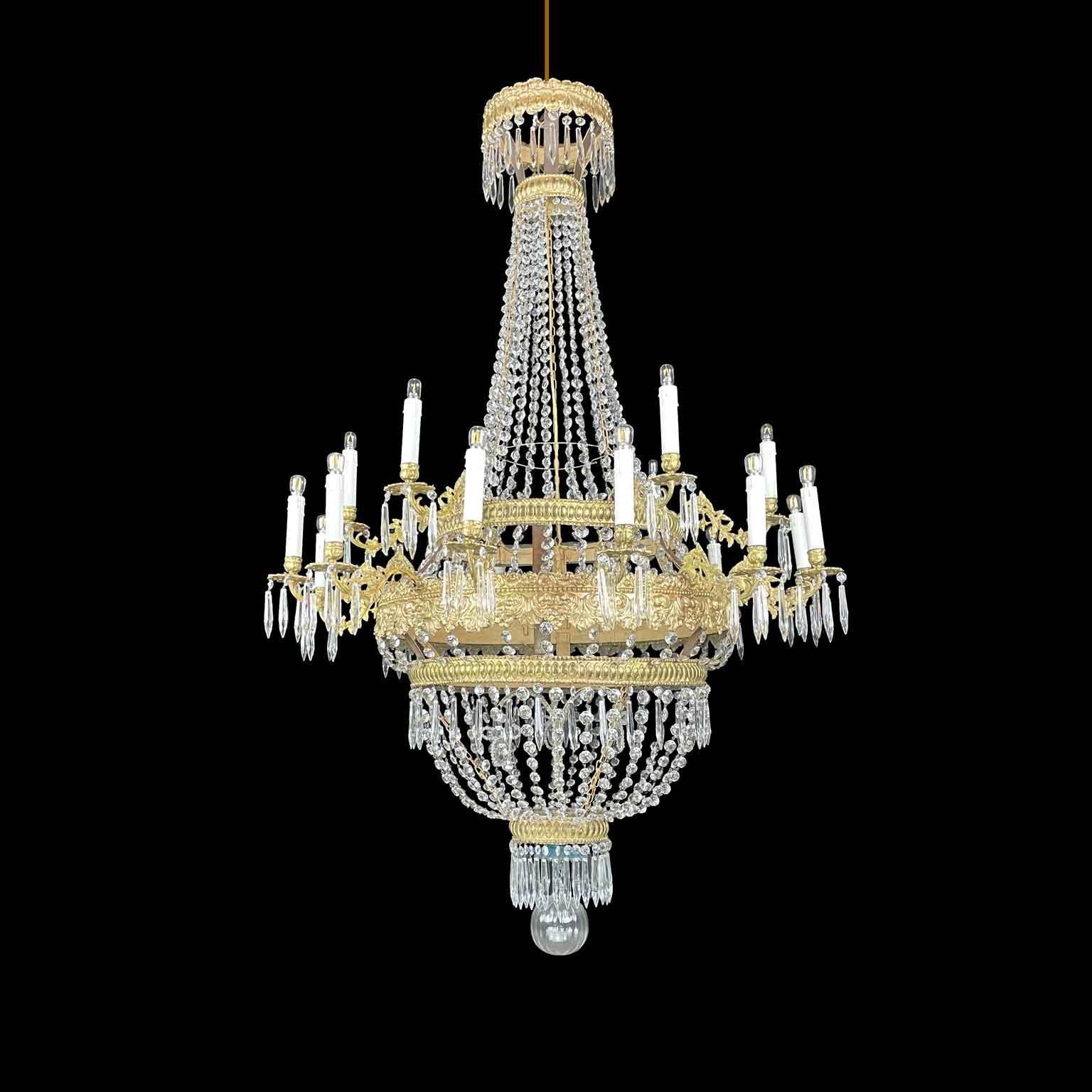 Grande Lampadario Impero Italiano 18 Luci Cristallo e Ottone Dorato XVIII Secolo Facetado en venta