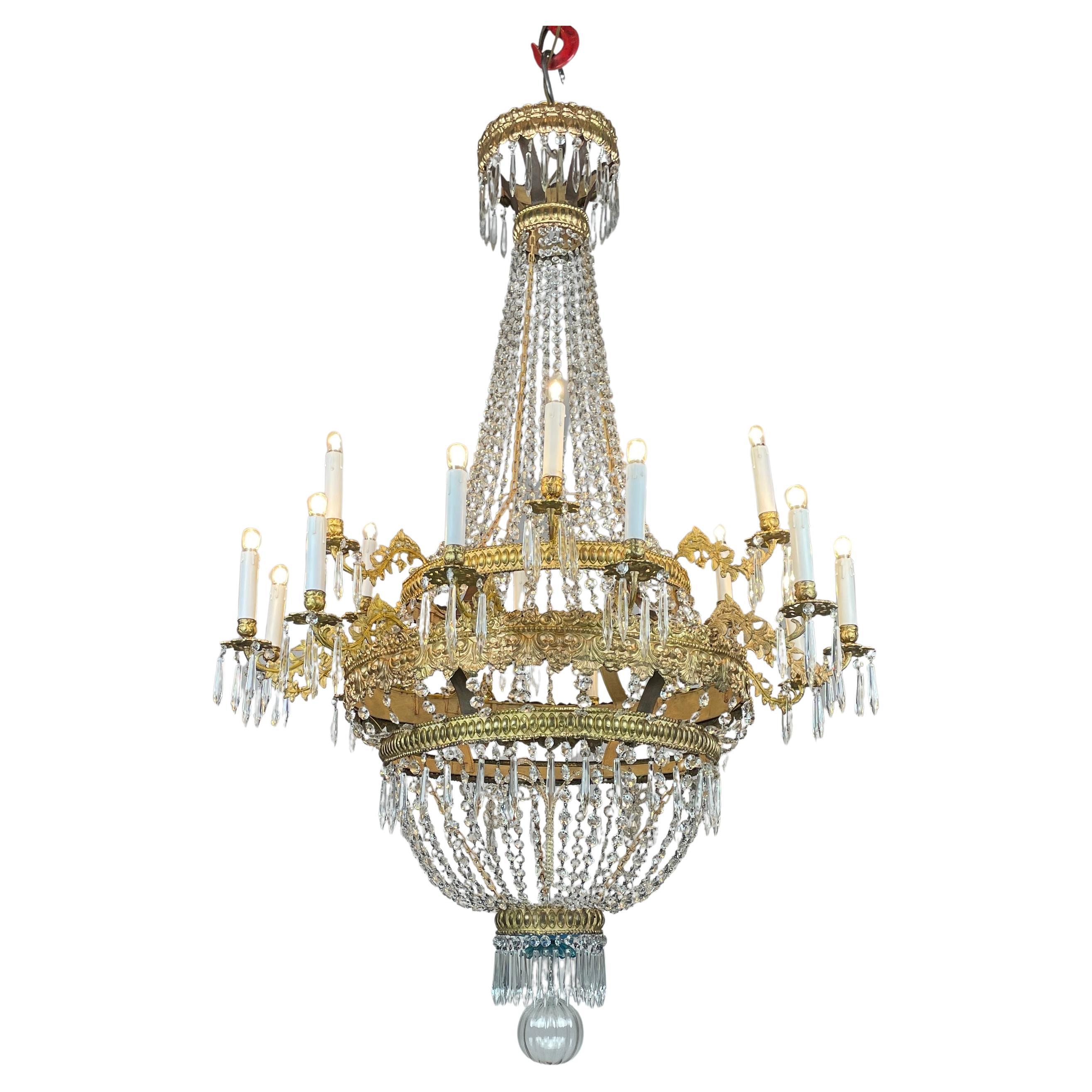 Grande Lampadario Impero Fine 1700 a 18 Luci in Cristallo e Ottone Dorato, in perfetto stato di conservazione. Raro e antico lampadario da salone italiano, dalla leggera struttura a mongolfiera in ferro e ottone dorato, con un elegante sviluppo