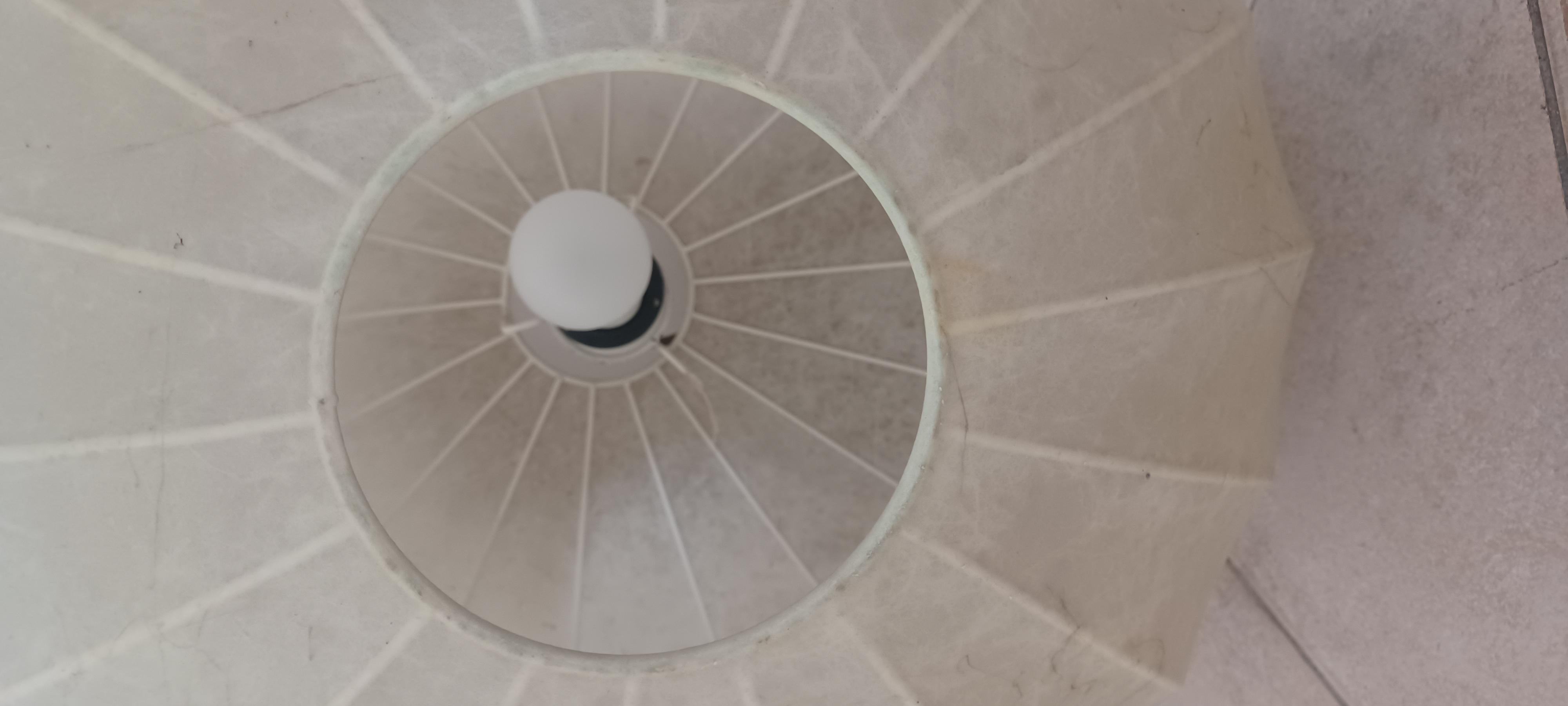 Grande lampadario in Cocoon diametro 50cm.
Ottime condizioni 