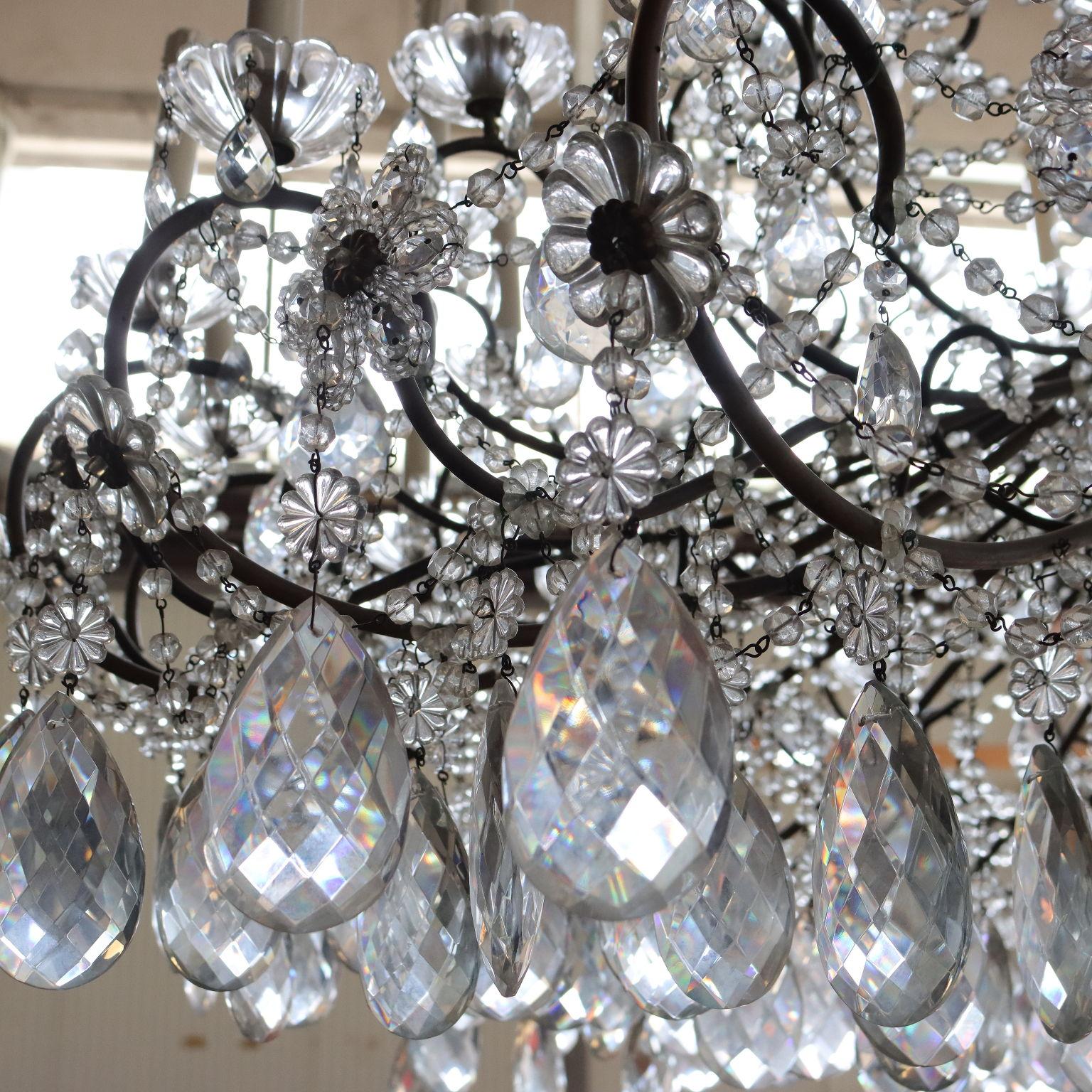 Large Crystal Chandelier Italy 20th Century  In Good Condition For Sale In Milano, IT