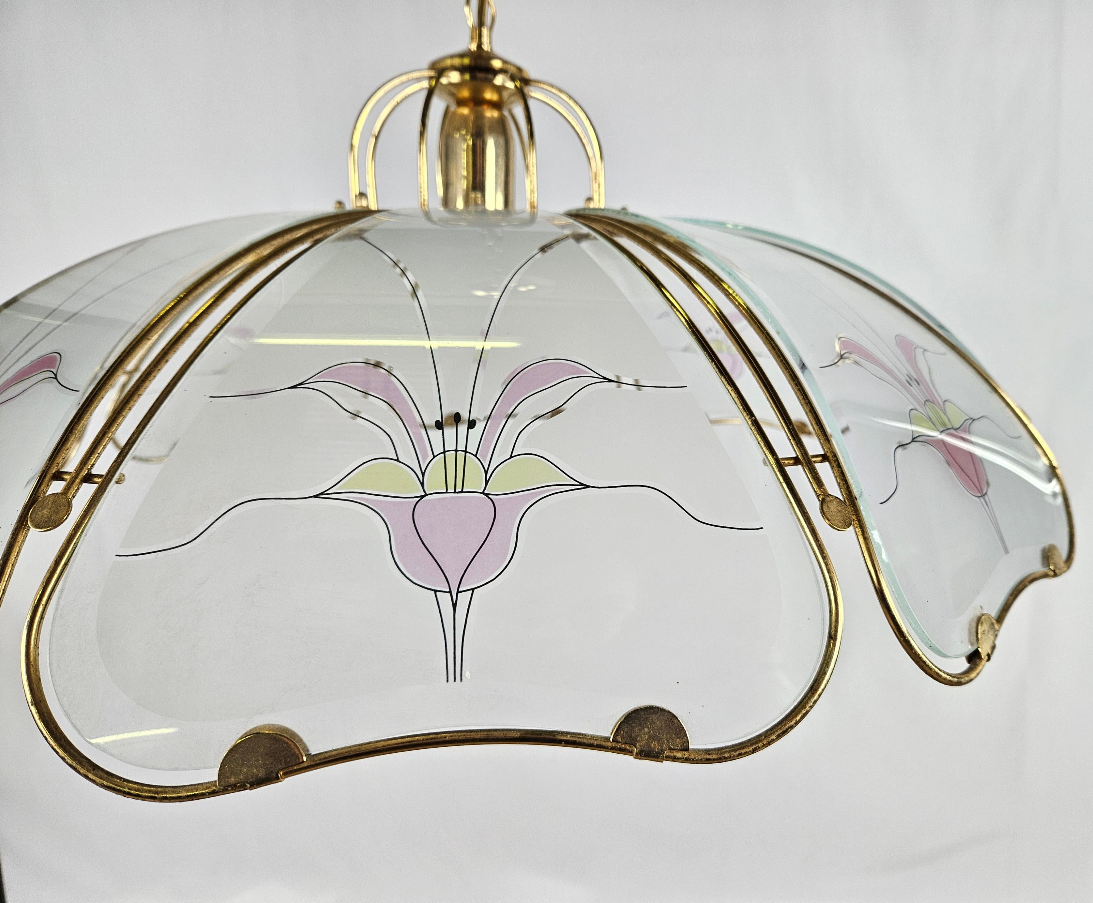 Large Italian Art Nouveau style kitchen or living room chandelier, 1970s production.

It features a brass frame surrounded by partly frosted glass with floral decorations.

Very elegant, ideal for any environment.