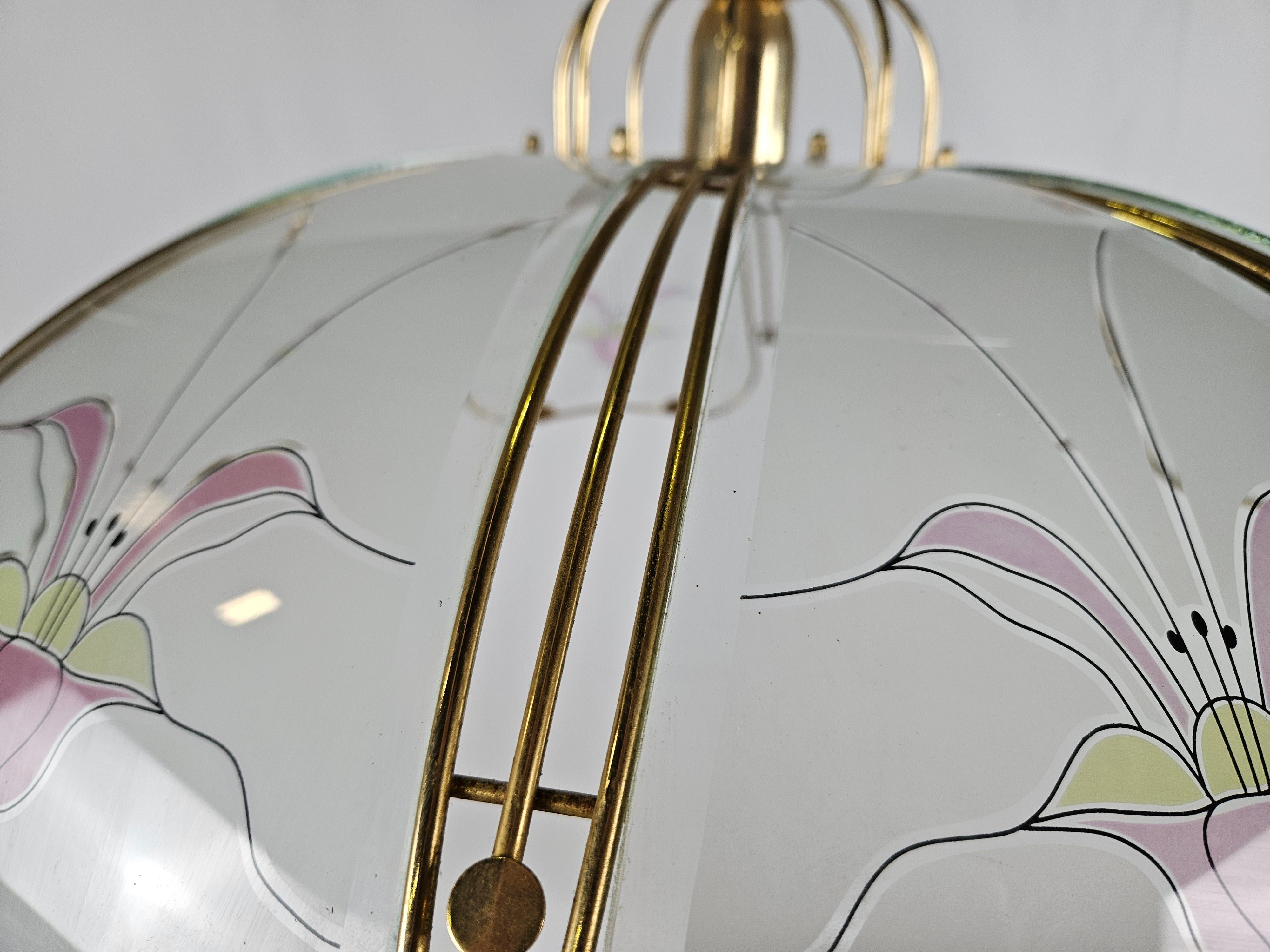 Italian Grand lustre en laiton et verre dépoli à décor floral 20e siècle en vente