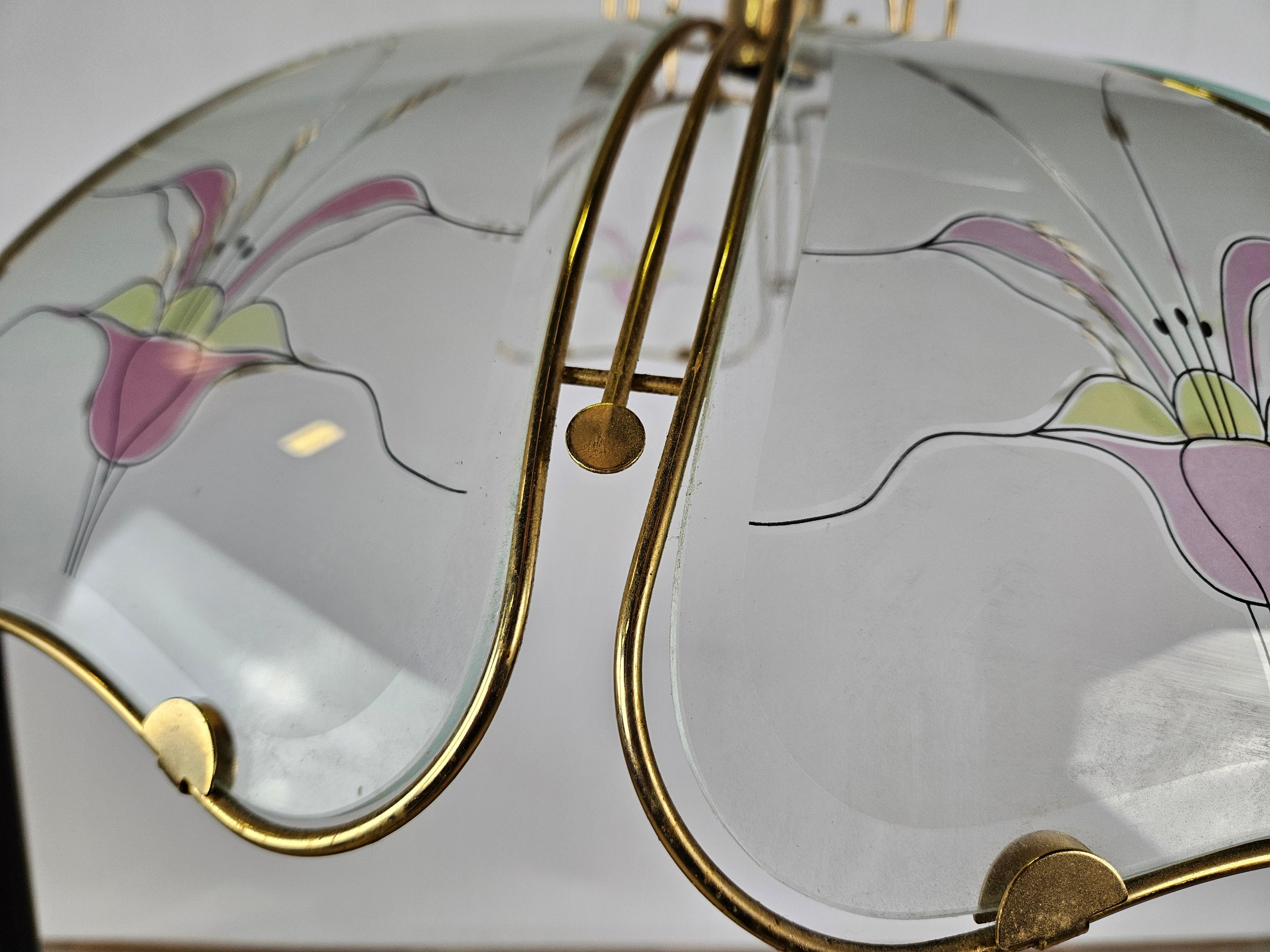 Laiton Grand lustre en laiton et verre dépoli à décor floral 20e siècle en vente